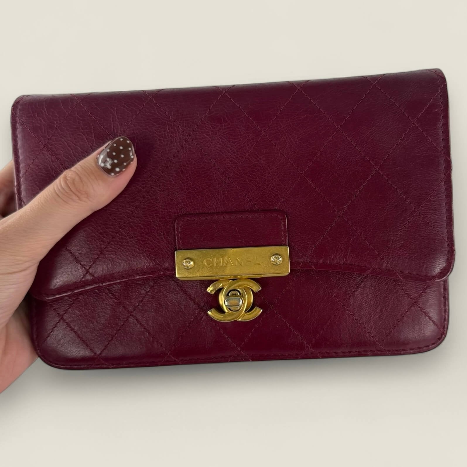 Chanel WOC rood elegant als clutch gedragen