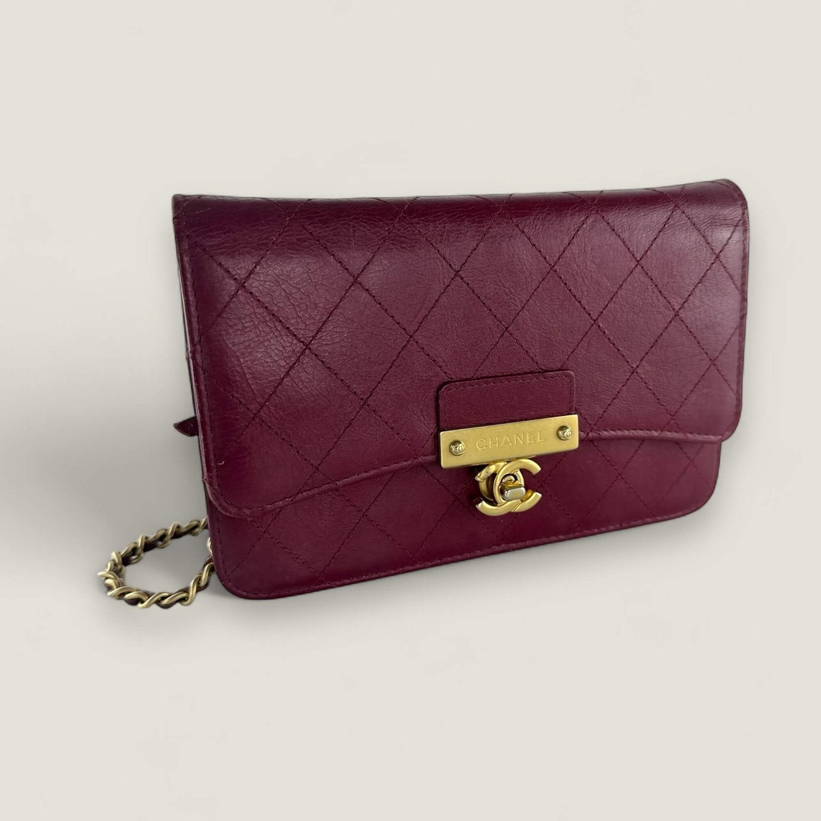 Chanel WOC rood gouden hardware close-up CC logo