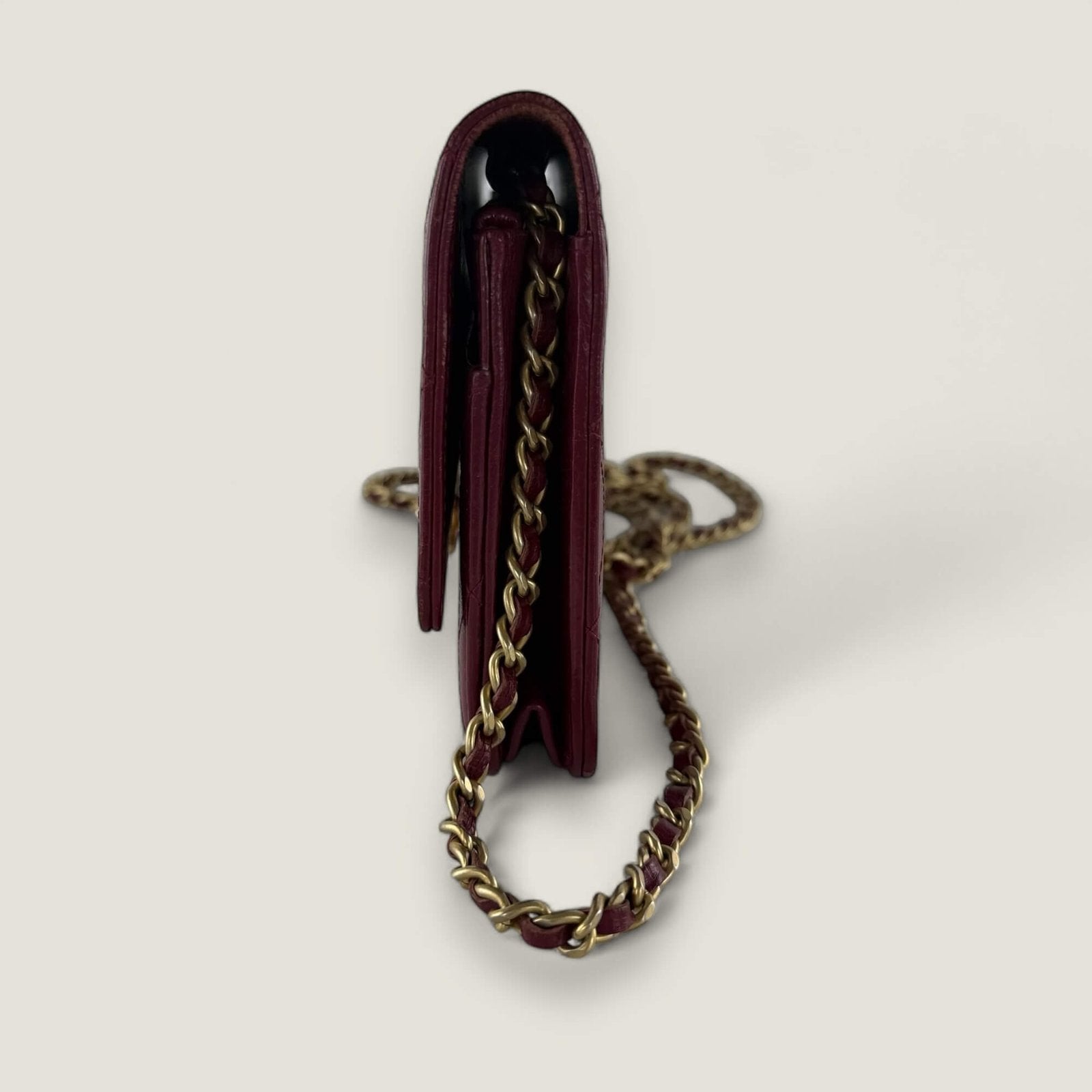 Chanel Wallet on Chain rood zijkant detail
