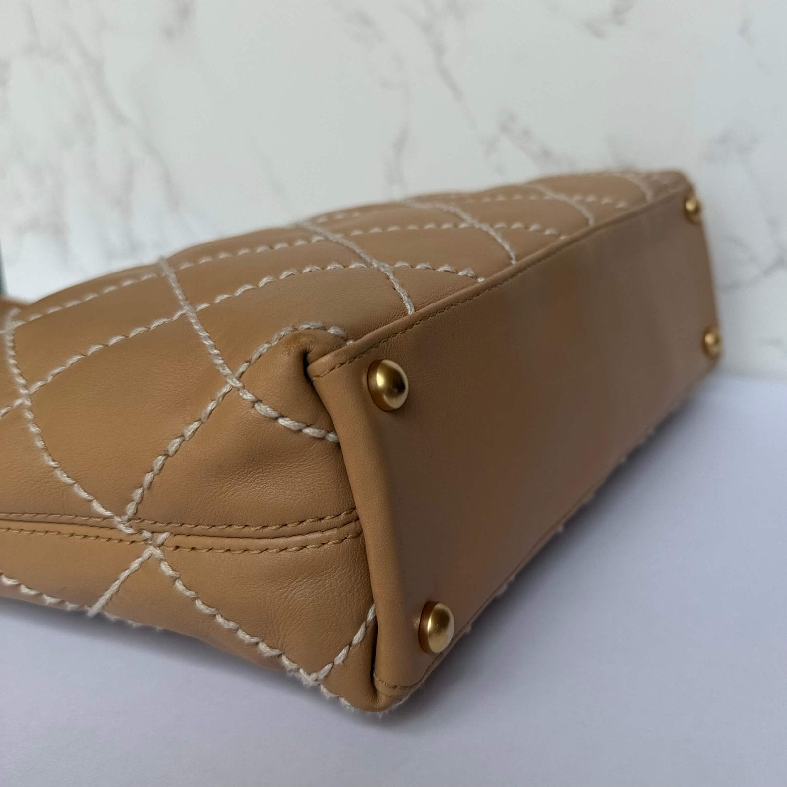 Chanel beige small CC calfskin wild stitch tote hoekjes gebruikerssporen
