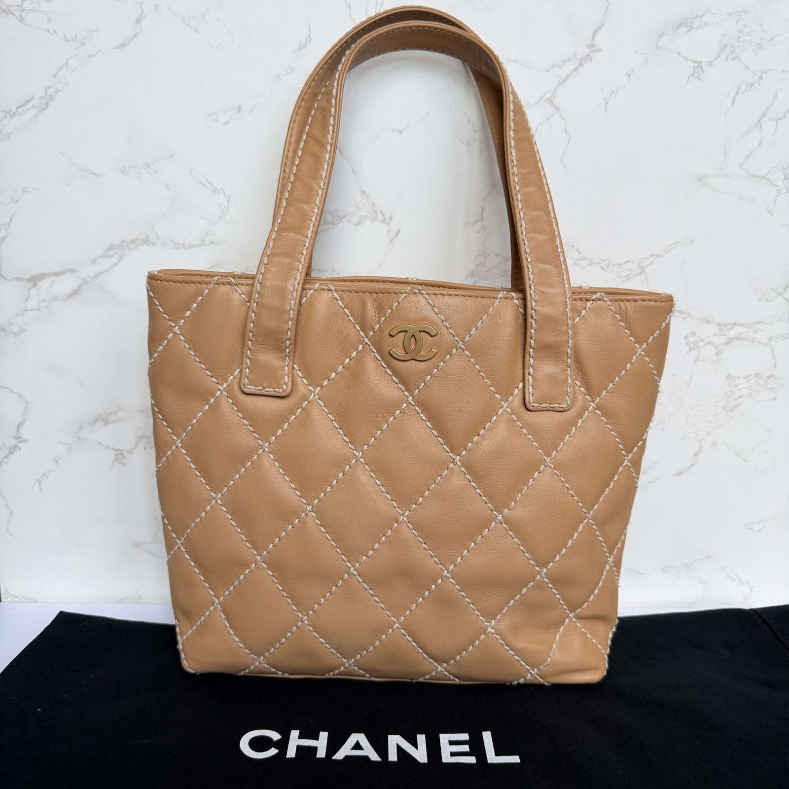Chanel beige small CC calfskin wild stitch tote met Chanel dustbag