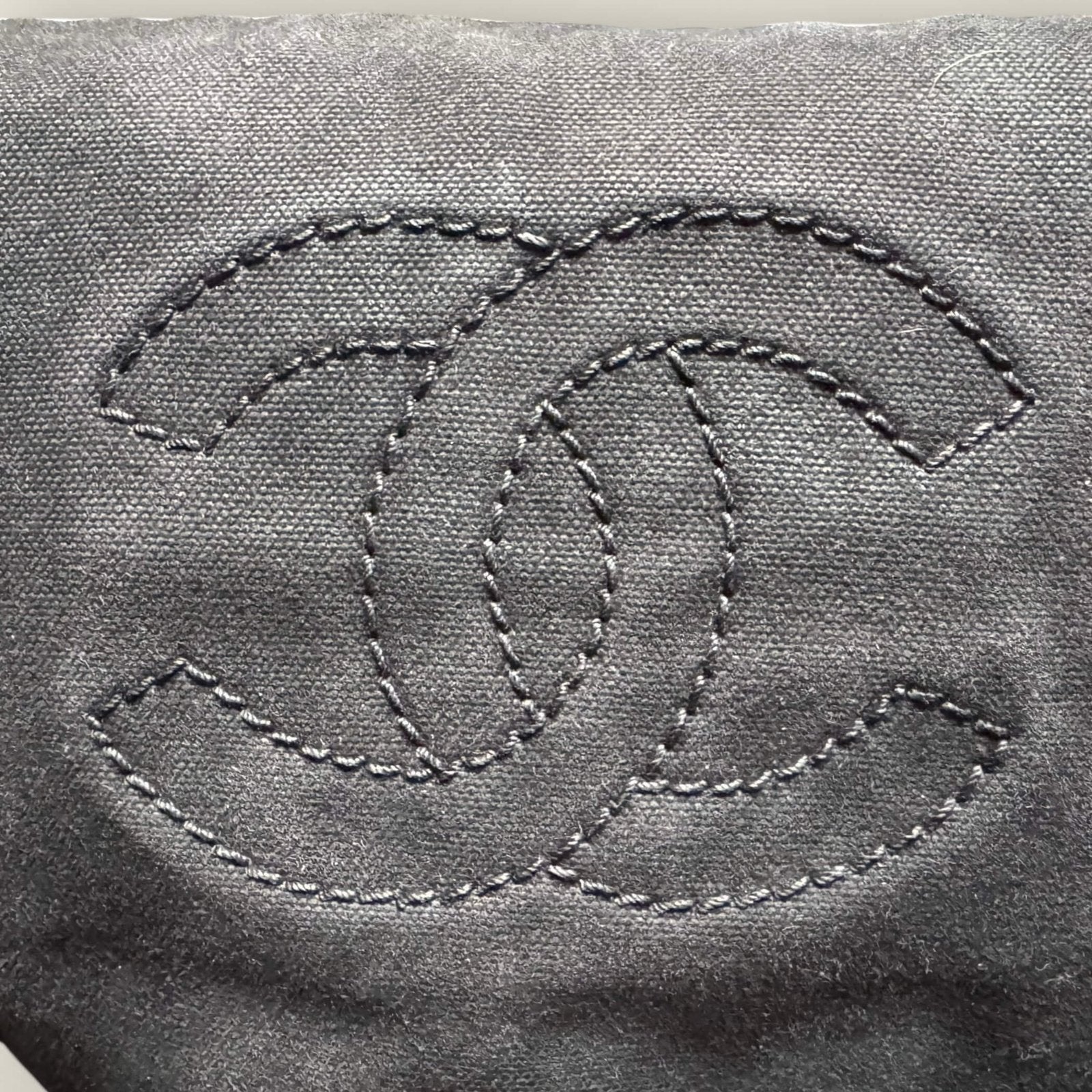 Chanel gestikst CC logo