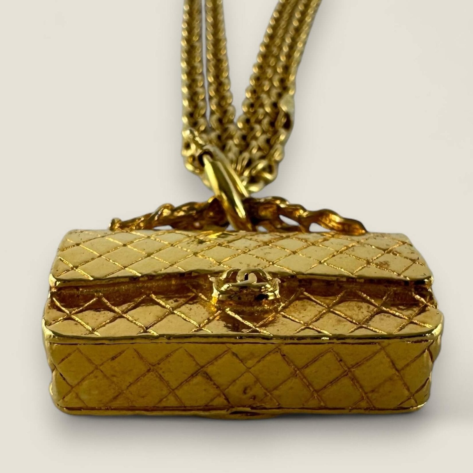 Chanel pendant classic flap bag detail
