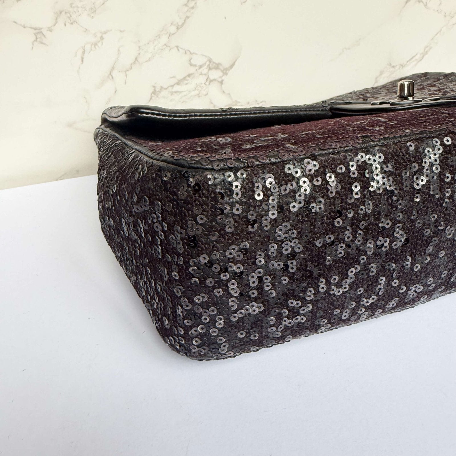 Chanel jumbo crossbody pailletten tas hoeken