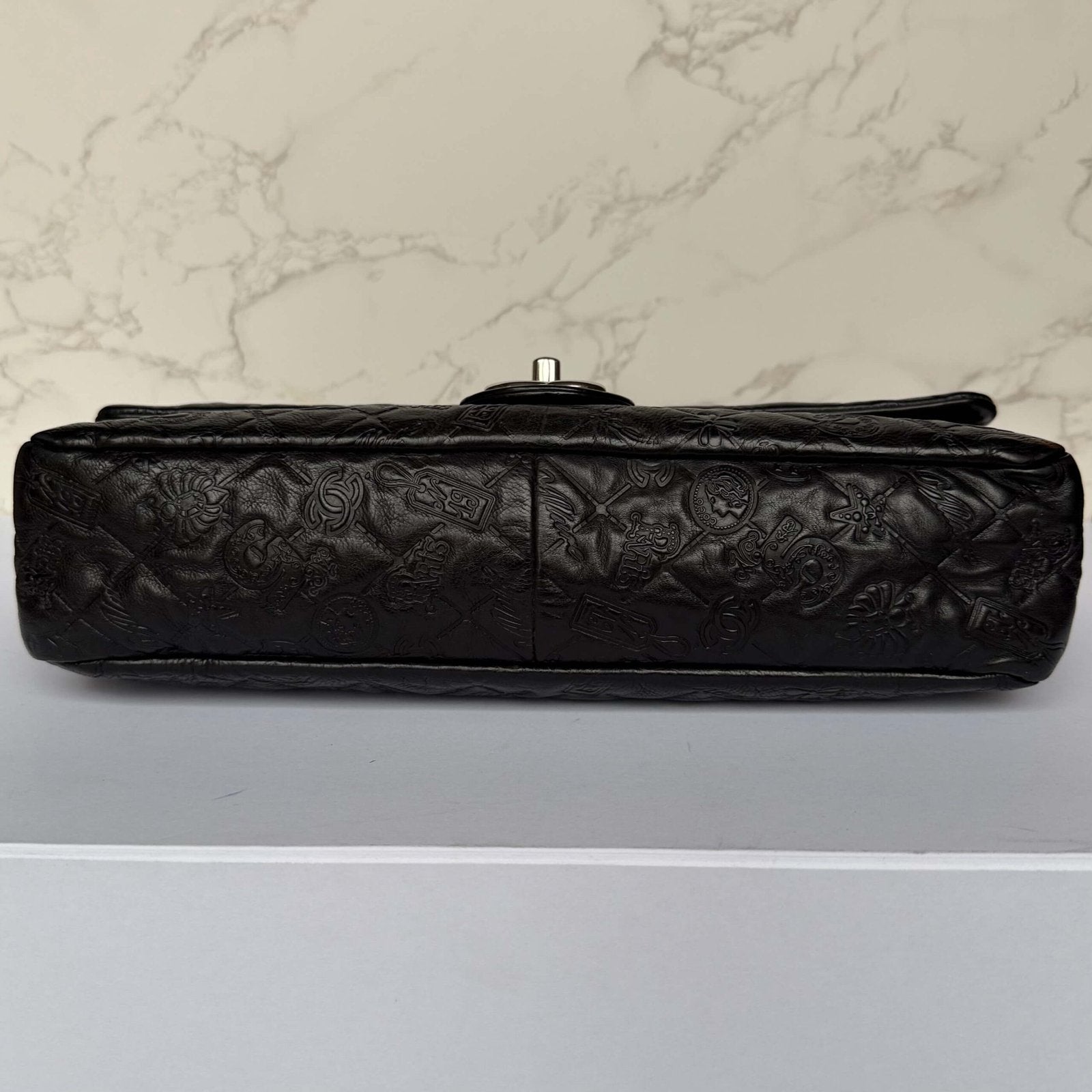 Chanel jumbo lucky symbols onderkant tas detail
