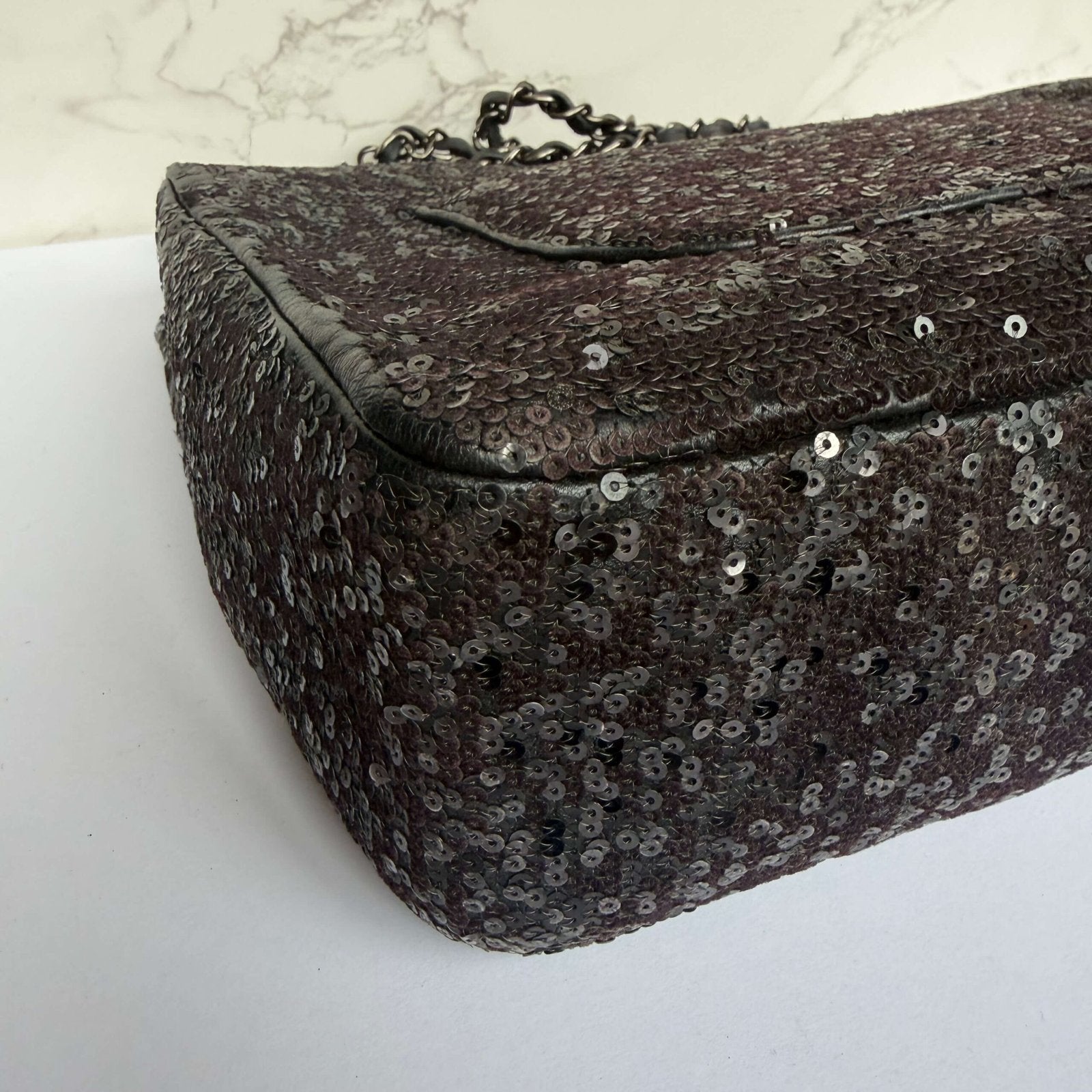 Chanel jumbo pailletten tas detail