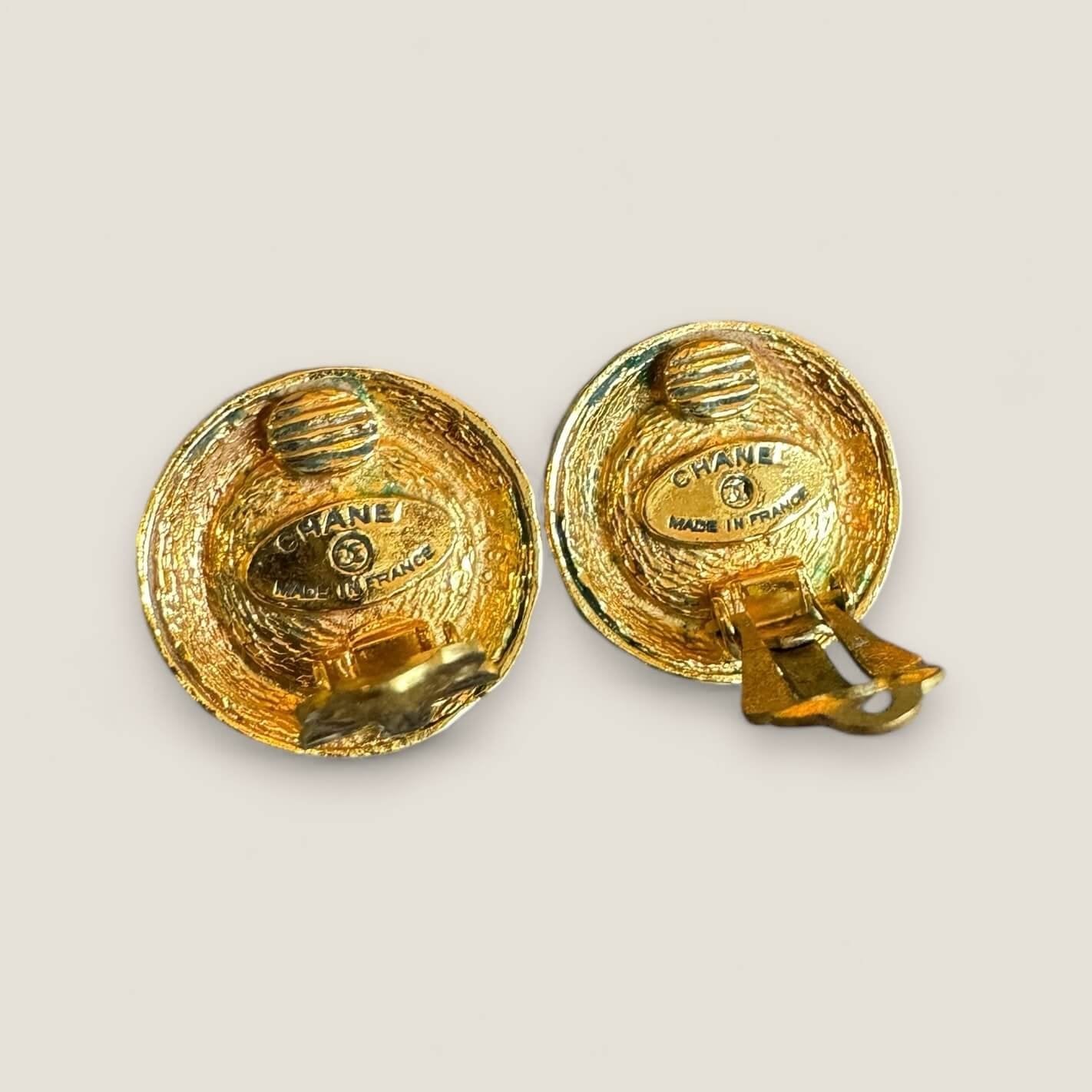 Chanel pearl earrings with clip gold