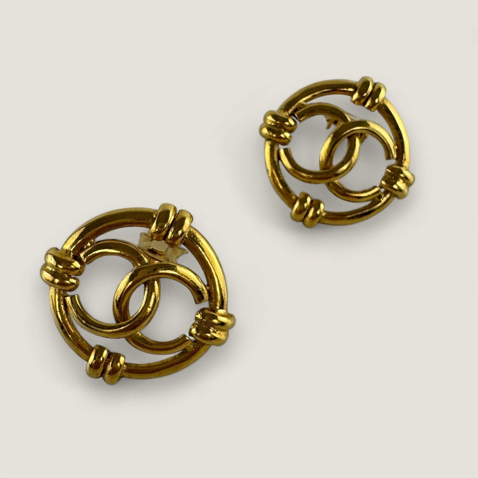 Chanel pre-owned 1993 clip-on earrings with CC logo, gold-plated