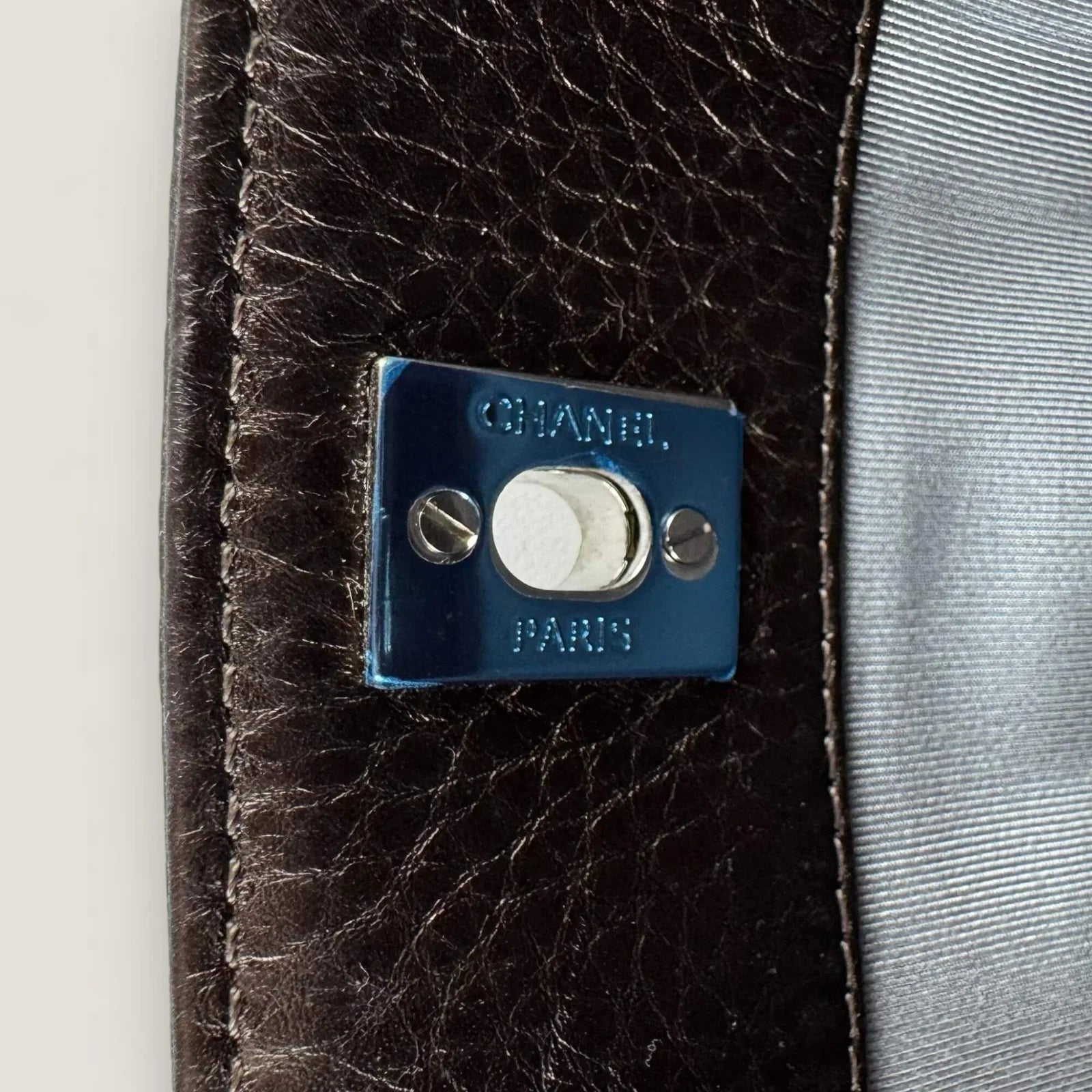 Chanel tas met hardware sticker