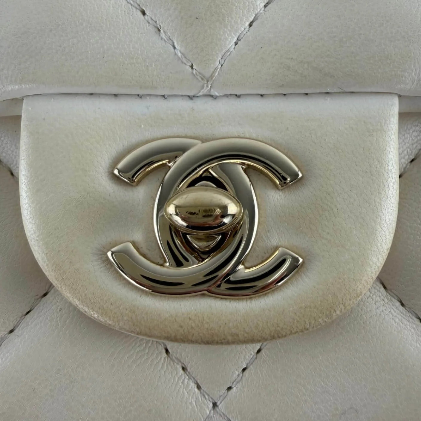 Chanel bag pre-owned – champagne-colored hardware