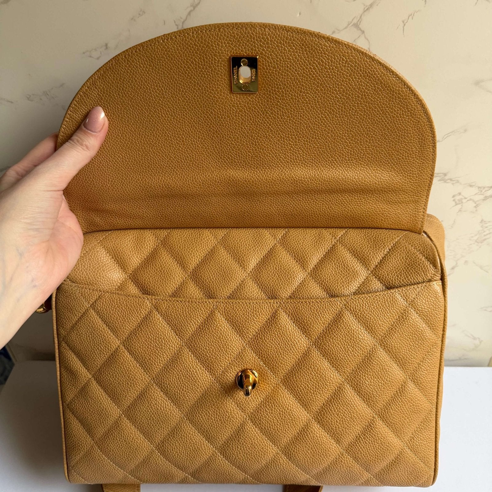 Chanel tweedehands caviar camera bag beige