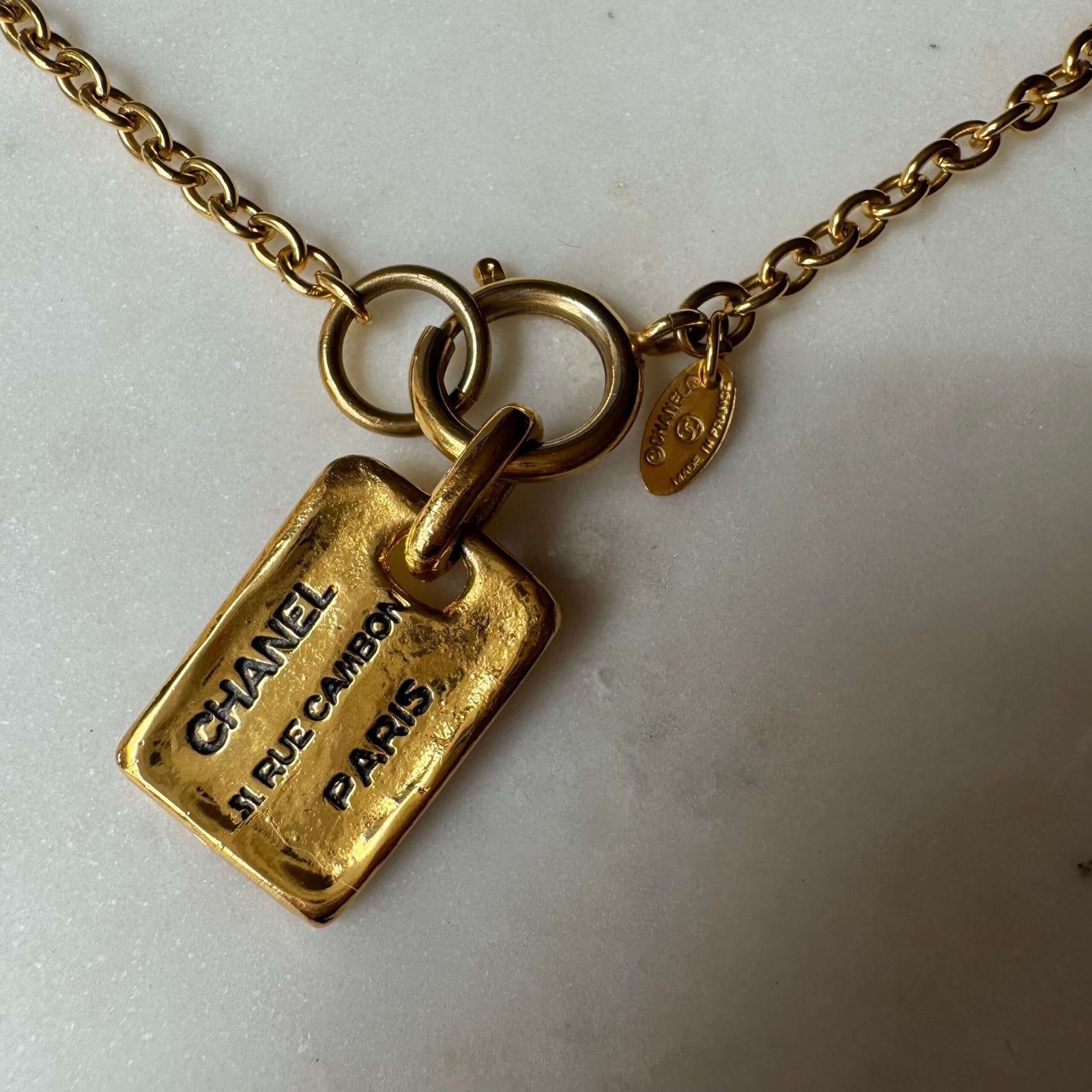 Chanel tweedehands hanger 31 Rue Cambon