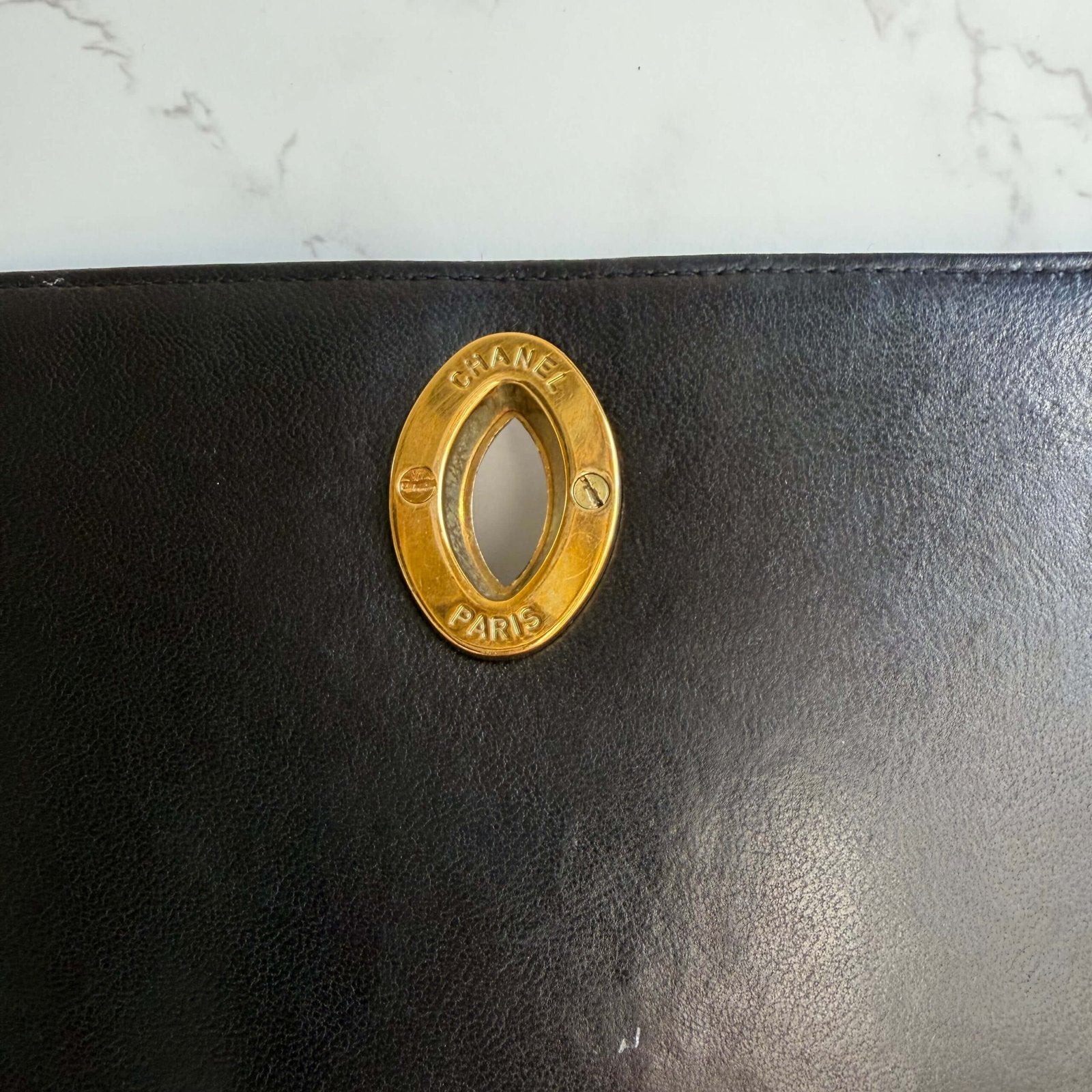 Chanel vintage bag goldplated hardware close up