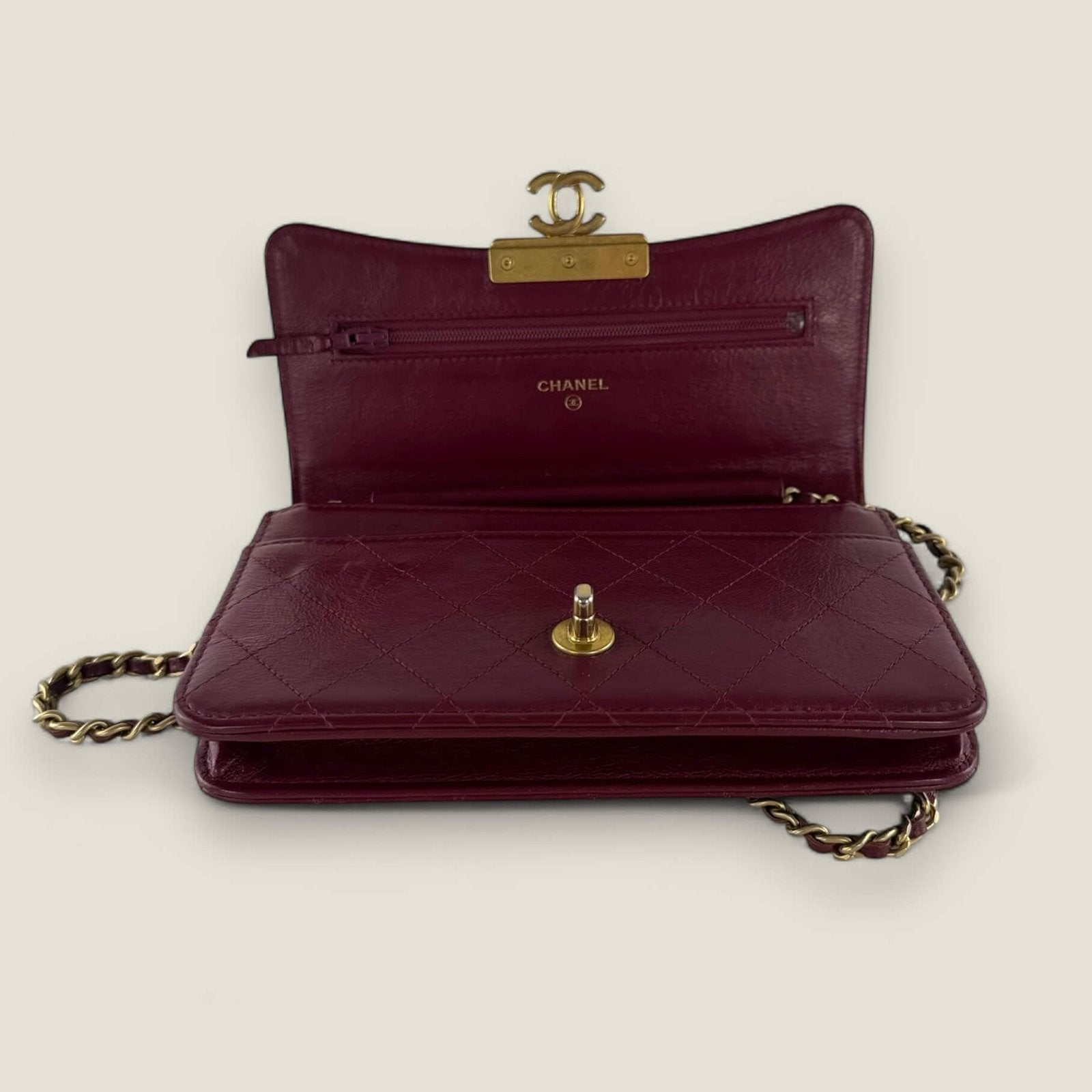 Chanel wallet on chain goatskin geopend