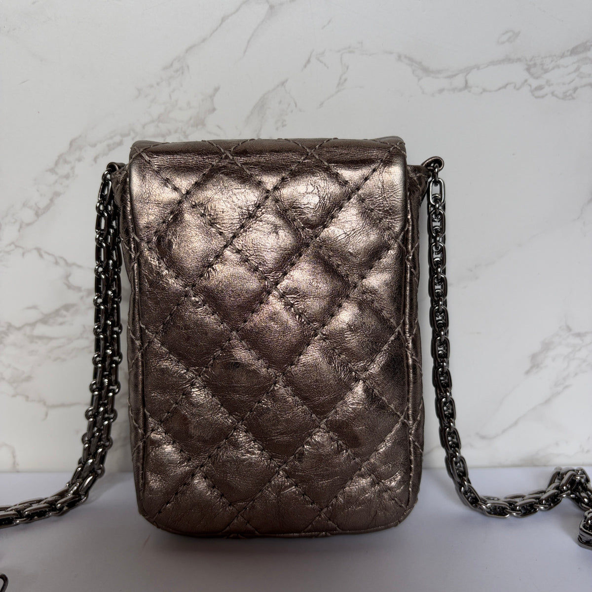 Chanel 2.55 reissue mini micro flap crossbody achterkant 