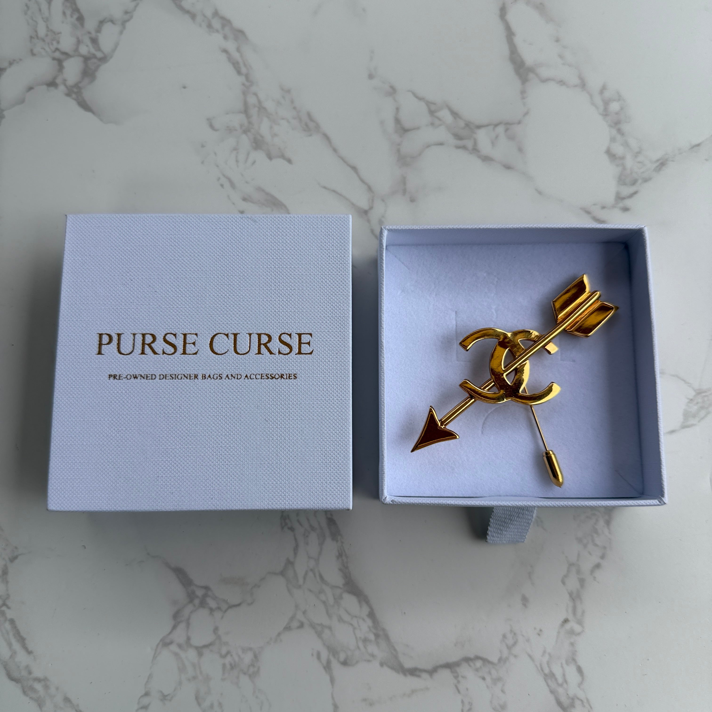 Chanel broche Purse Curse doosje