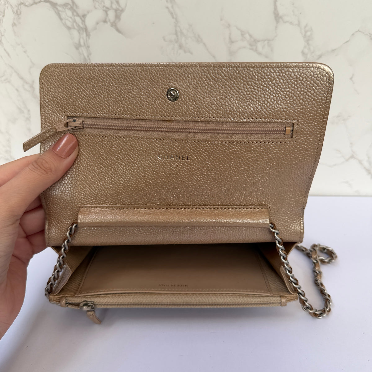 Chanel metallic beige wallet on chain binnenkant