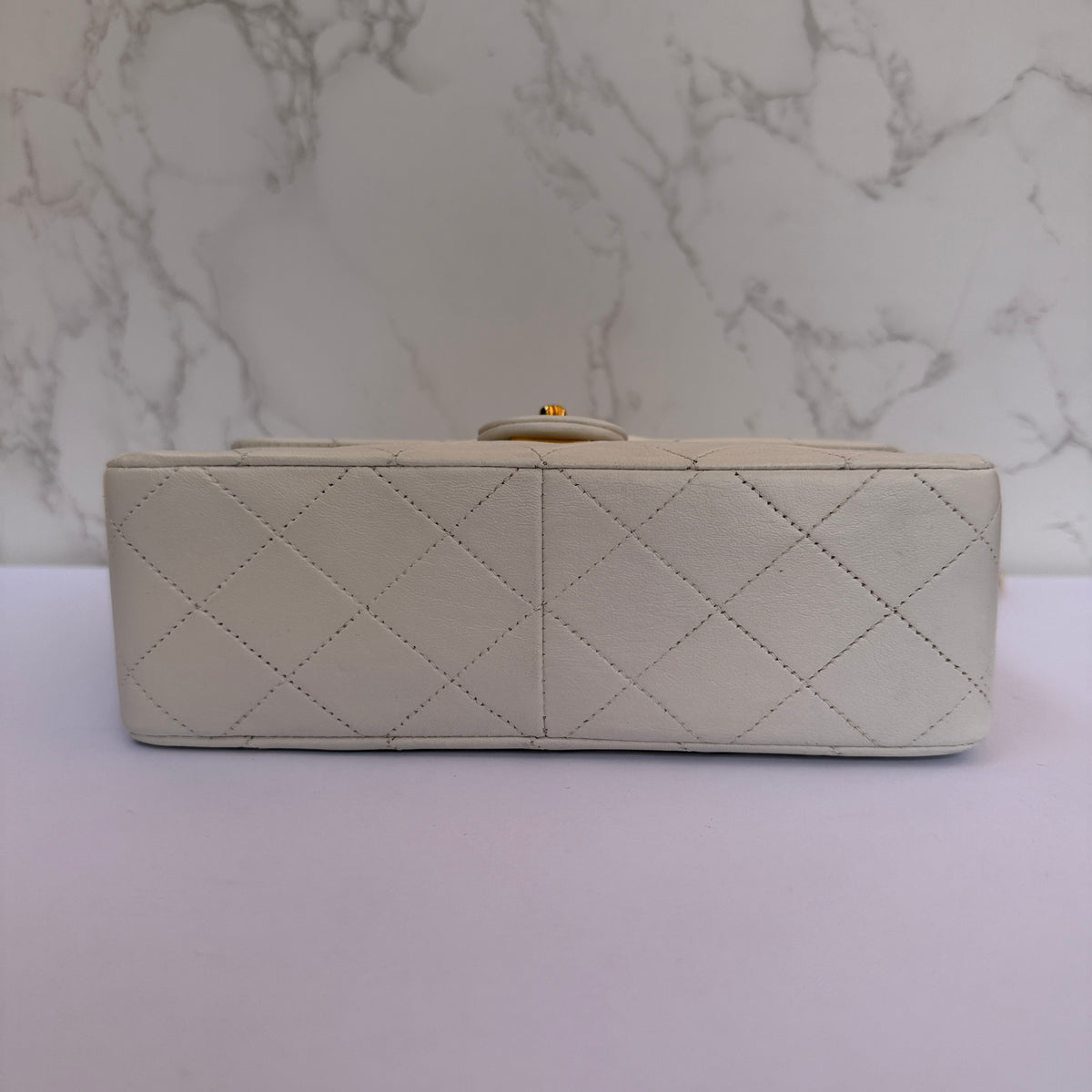 Chanel mini classic flap wit lamsleer onderkant