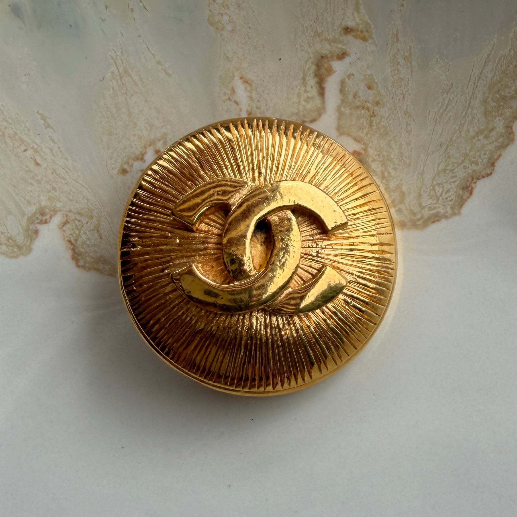 Chanel ronde CC logo broche 24k verguld
