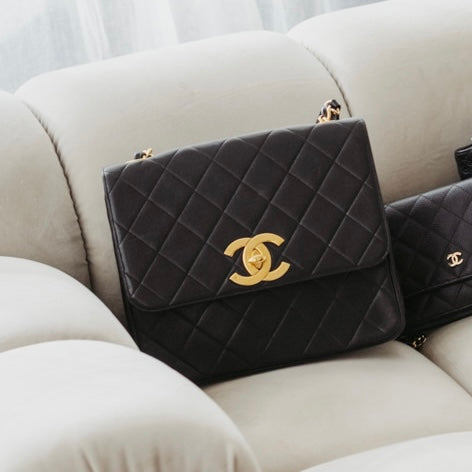 Chanel vintage flap bag groot CC logo zwart