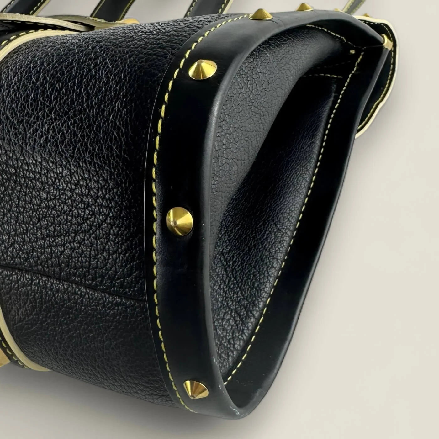 Detail Louis Vuitton Suhali L’Epanoui GM noir tweedehands