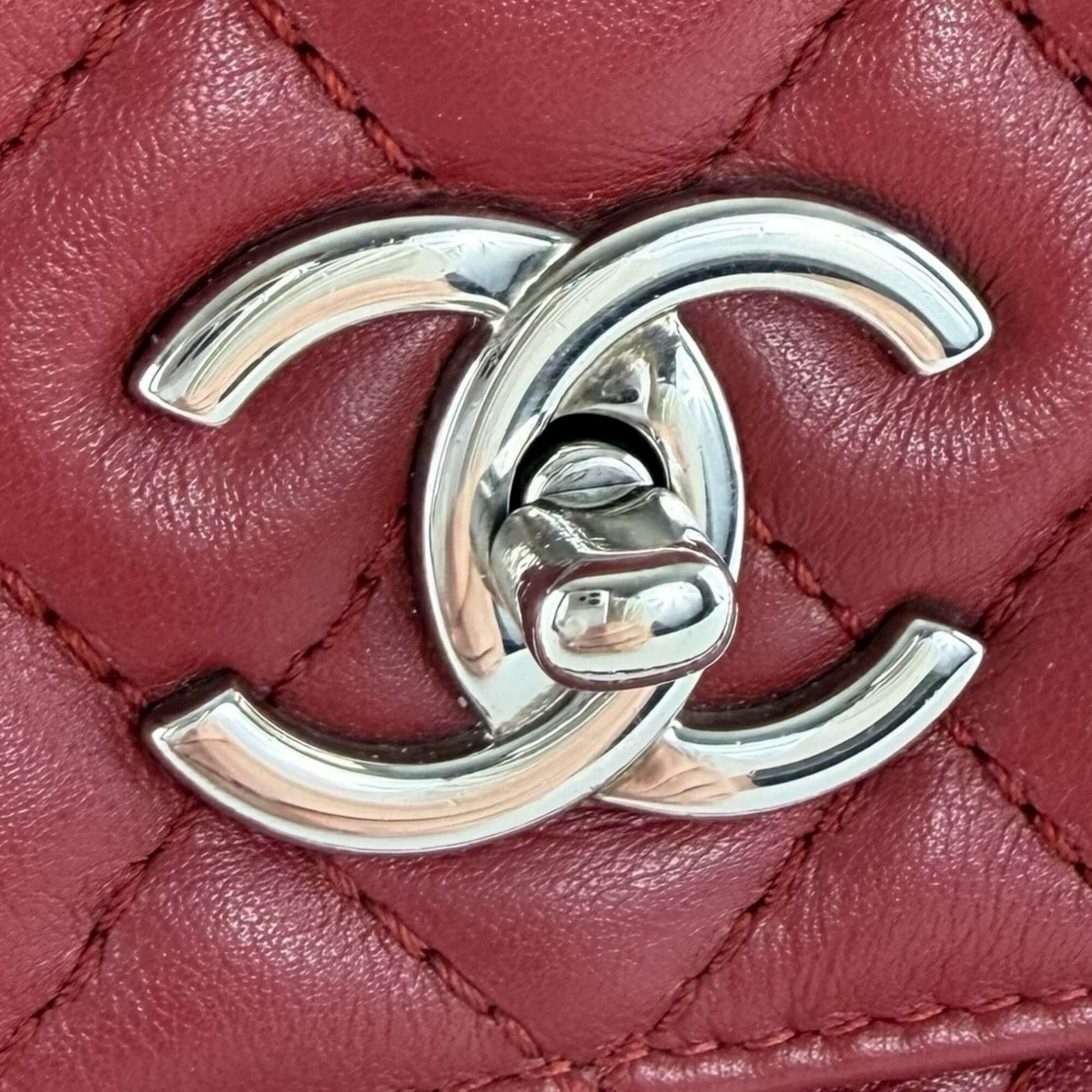Detail van de zilverkleurige CC-turnlock