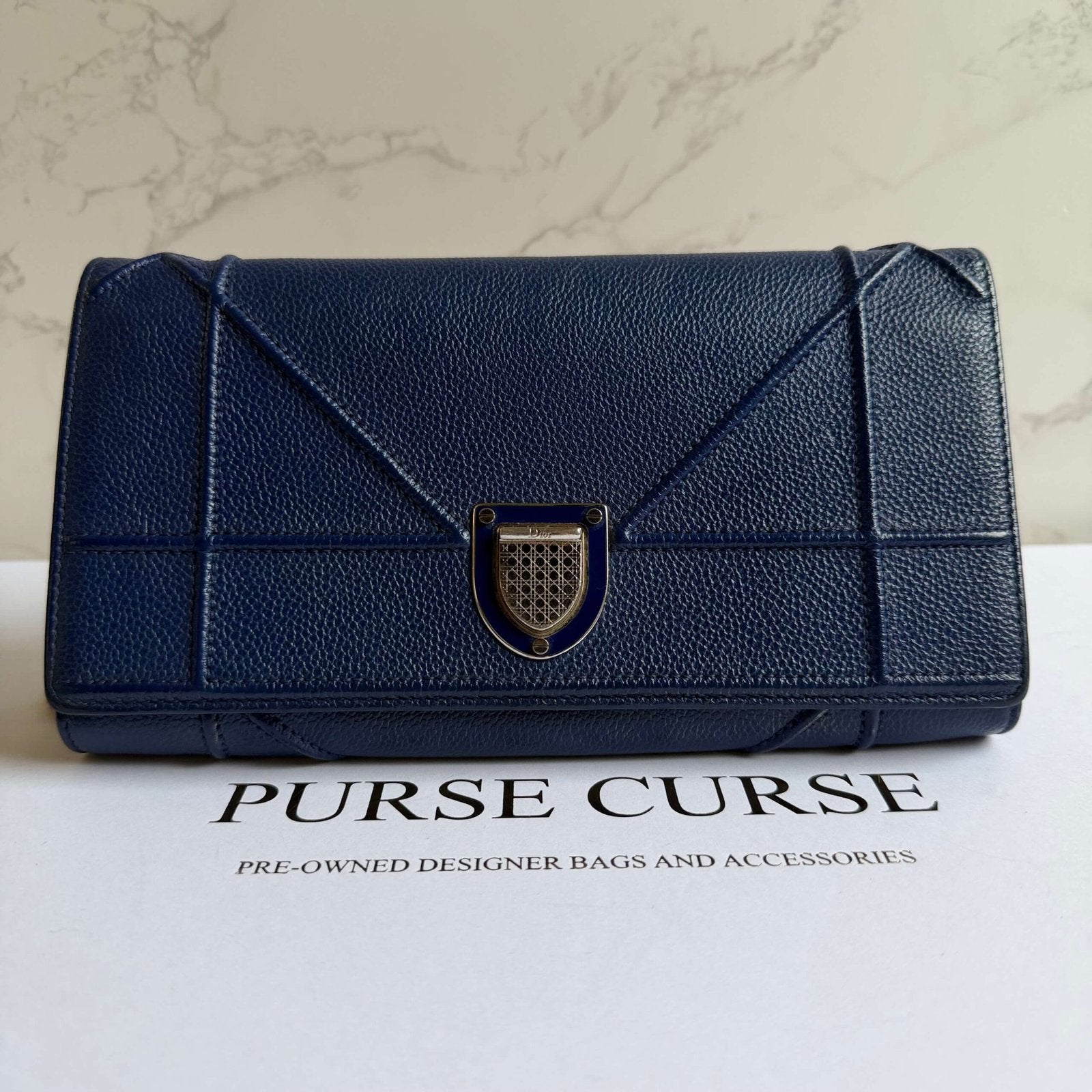 Dior Diorama WOC blauw leer crossbody draagwijze