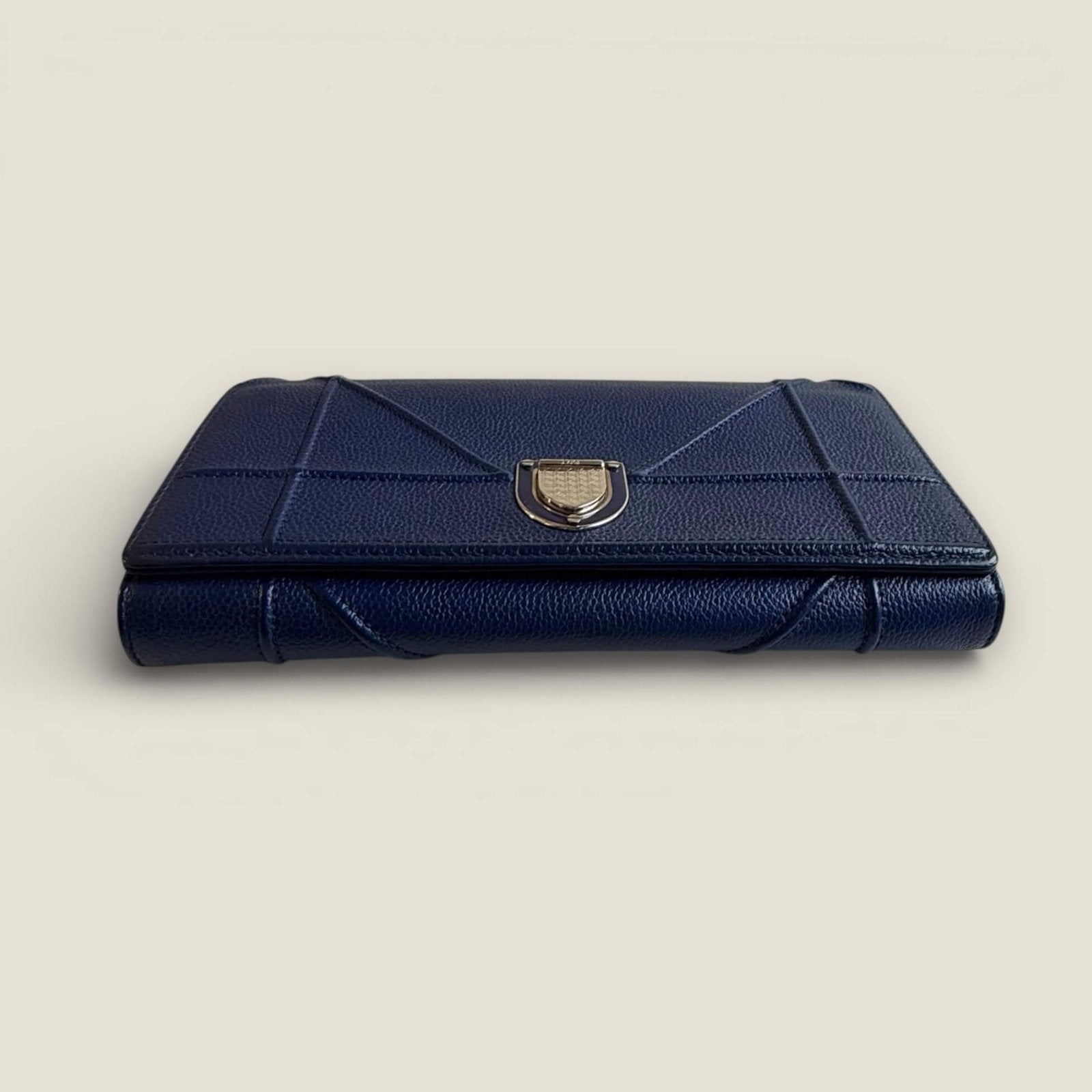 Dior Diorama chain wallet blauw sluiting close up