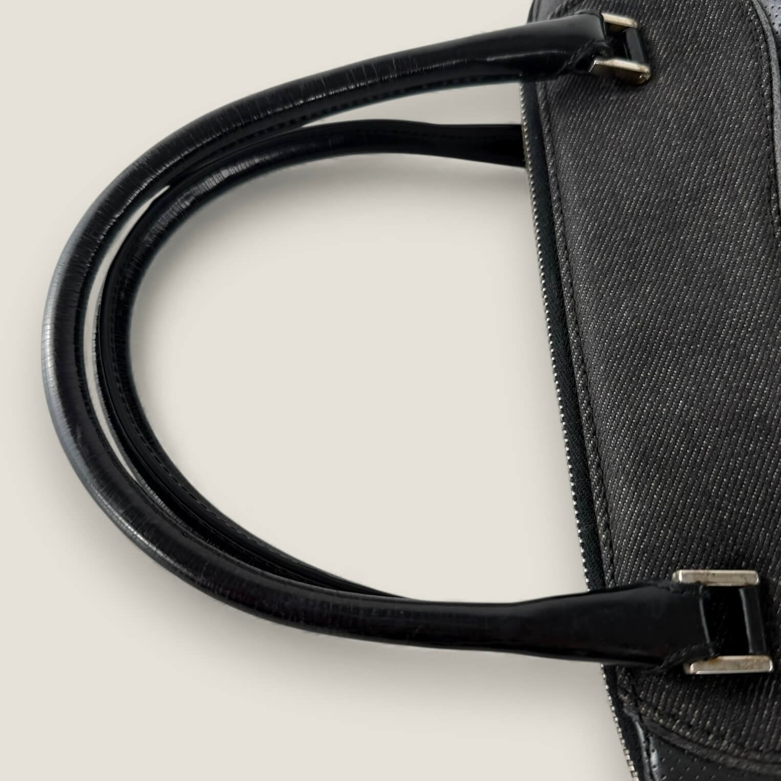 Signs of wear handles pre-owned Dior bag