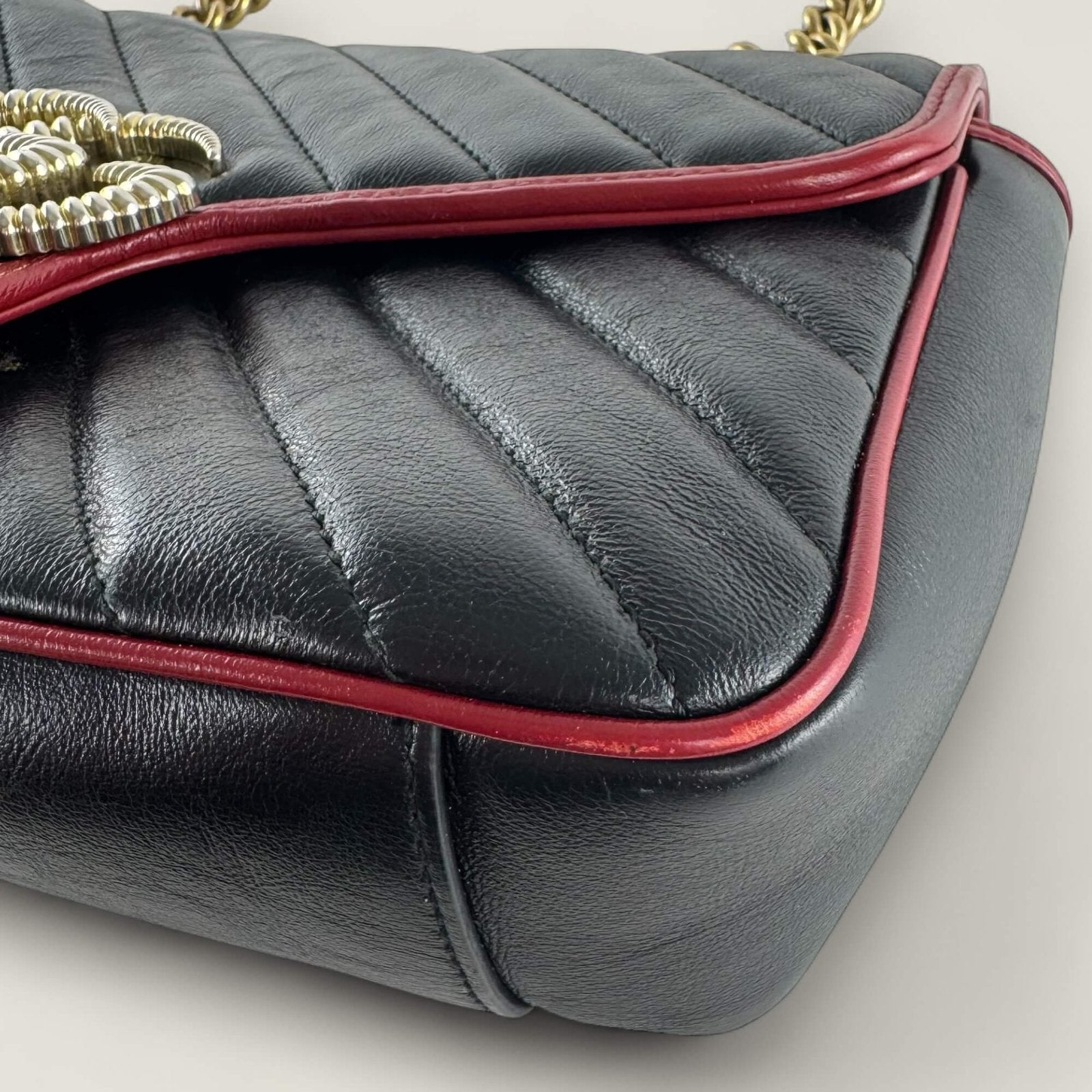 Gebruikerssporen hoekjes Gucci Marmont tas