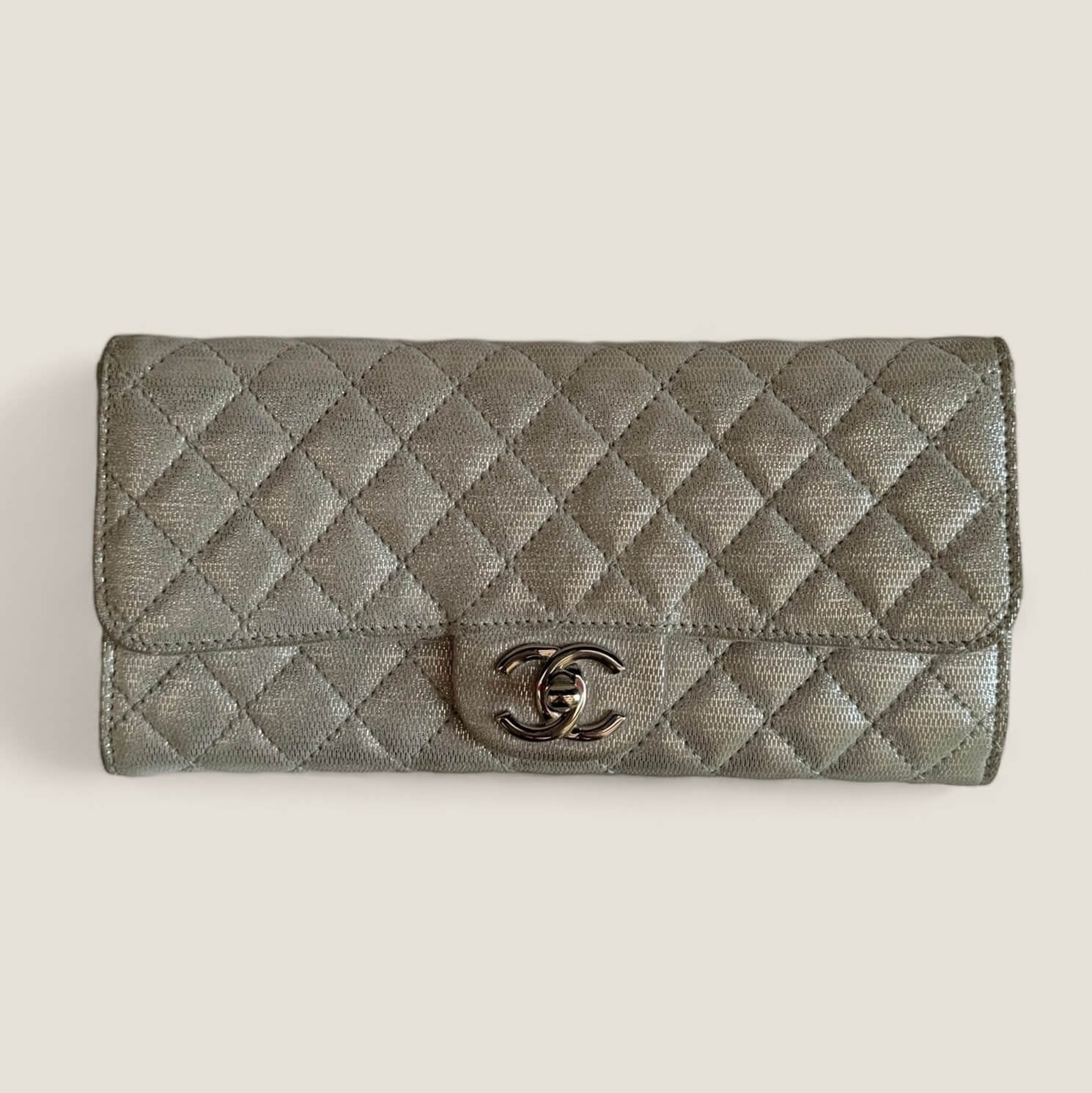 Pre-owned Chanel clutch with chain and accessories with Purse Curse bag holder