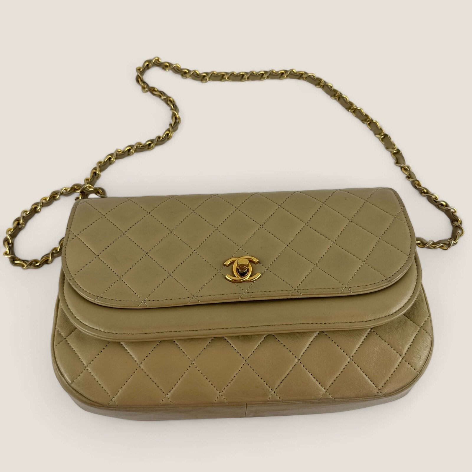 Gebruikte Chanel handtas van beige lamsleer met 24k gouden hardware