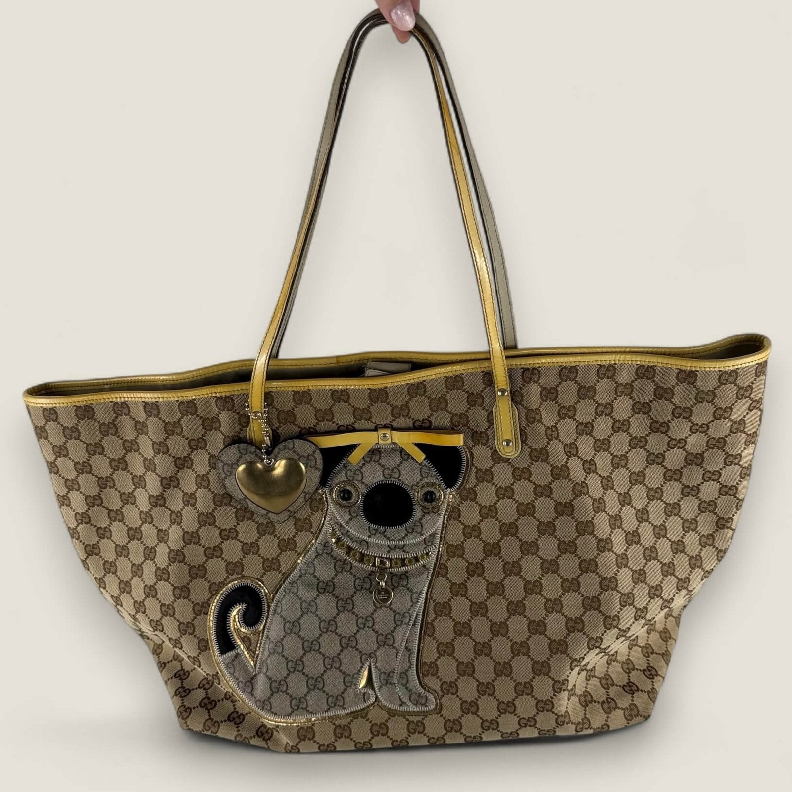 Gucci gg supreme canvas tote met gouden details