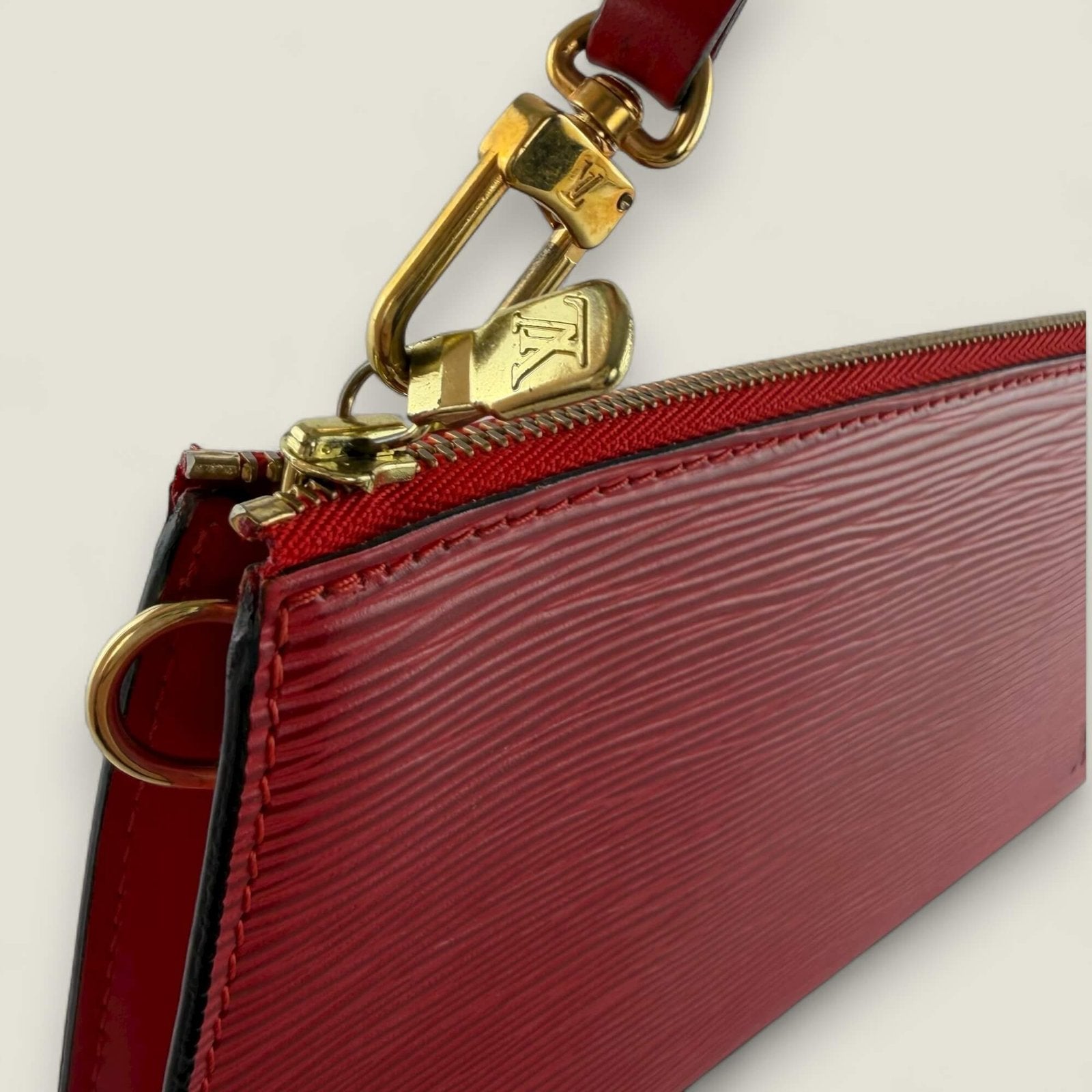 Hardware detail Louis Vuitton clutch Epi leer