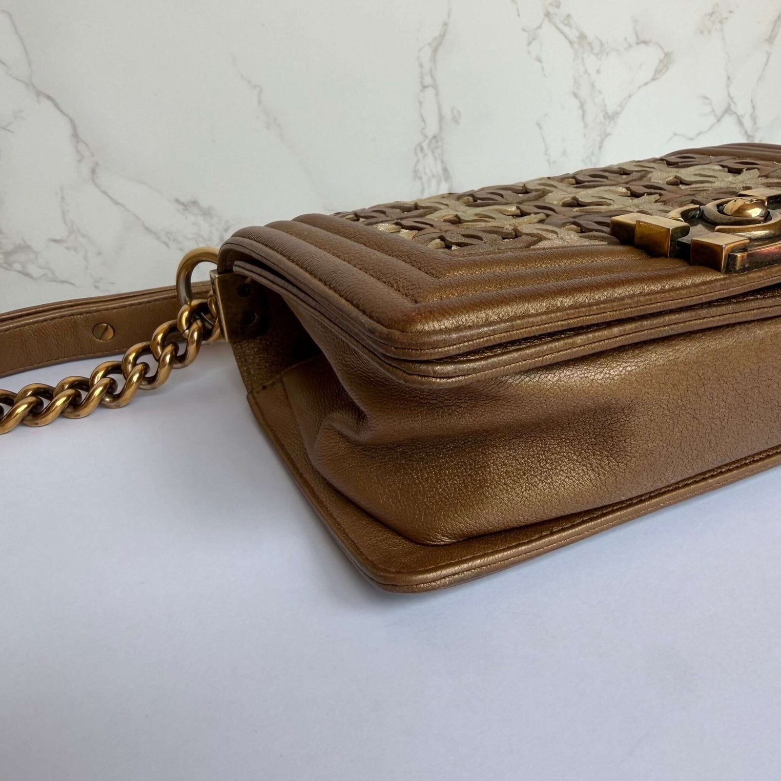 Hoekjes Chanel Boy bag small CC logo cut out
