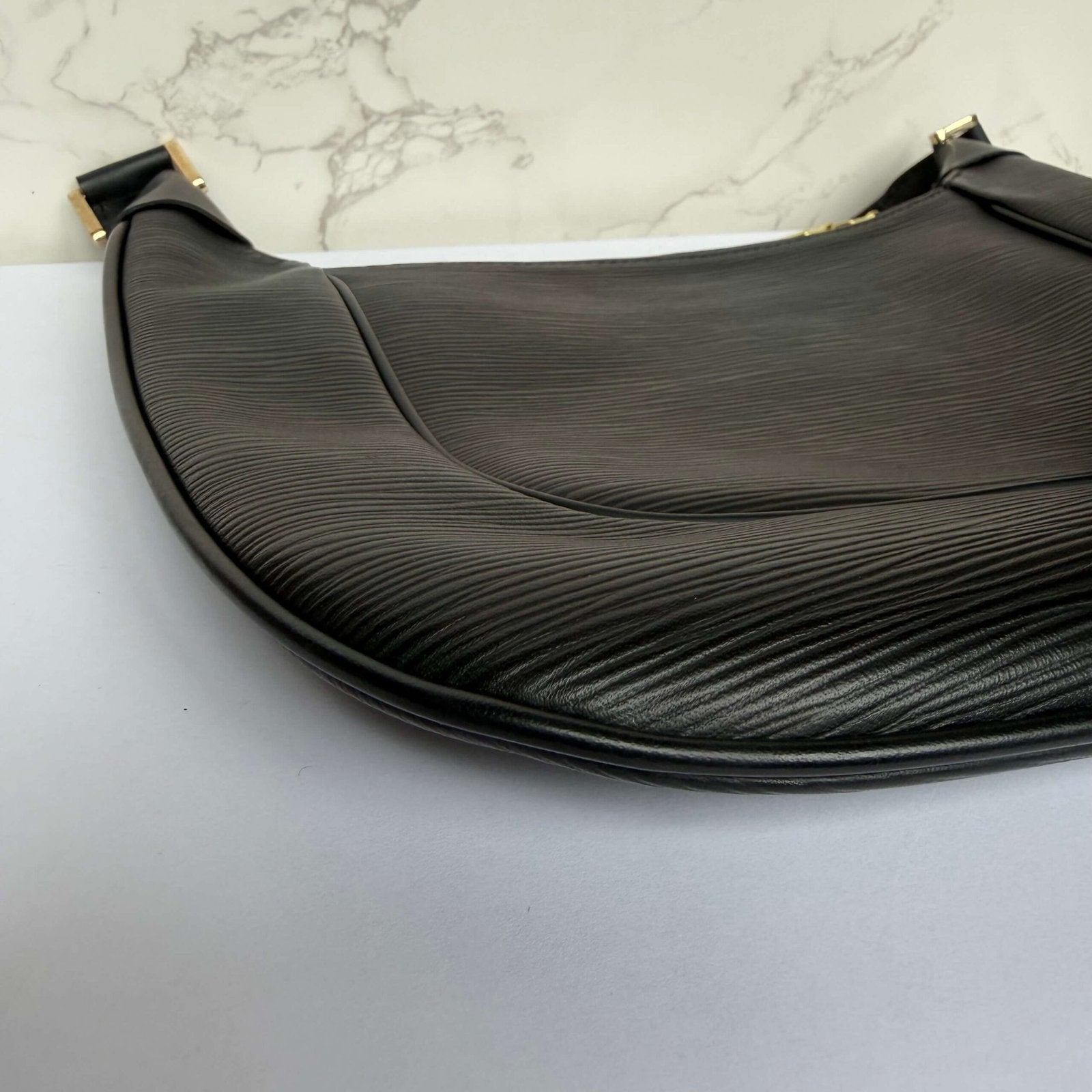 corners Louis Vuitton Matsy epi leather black