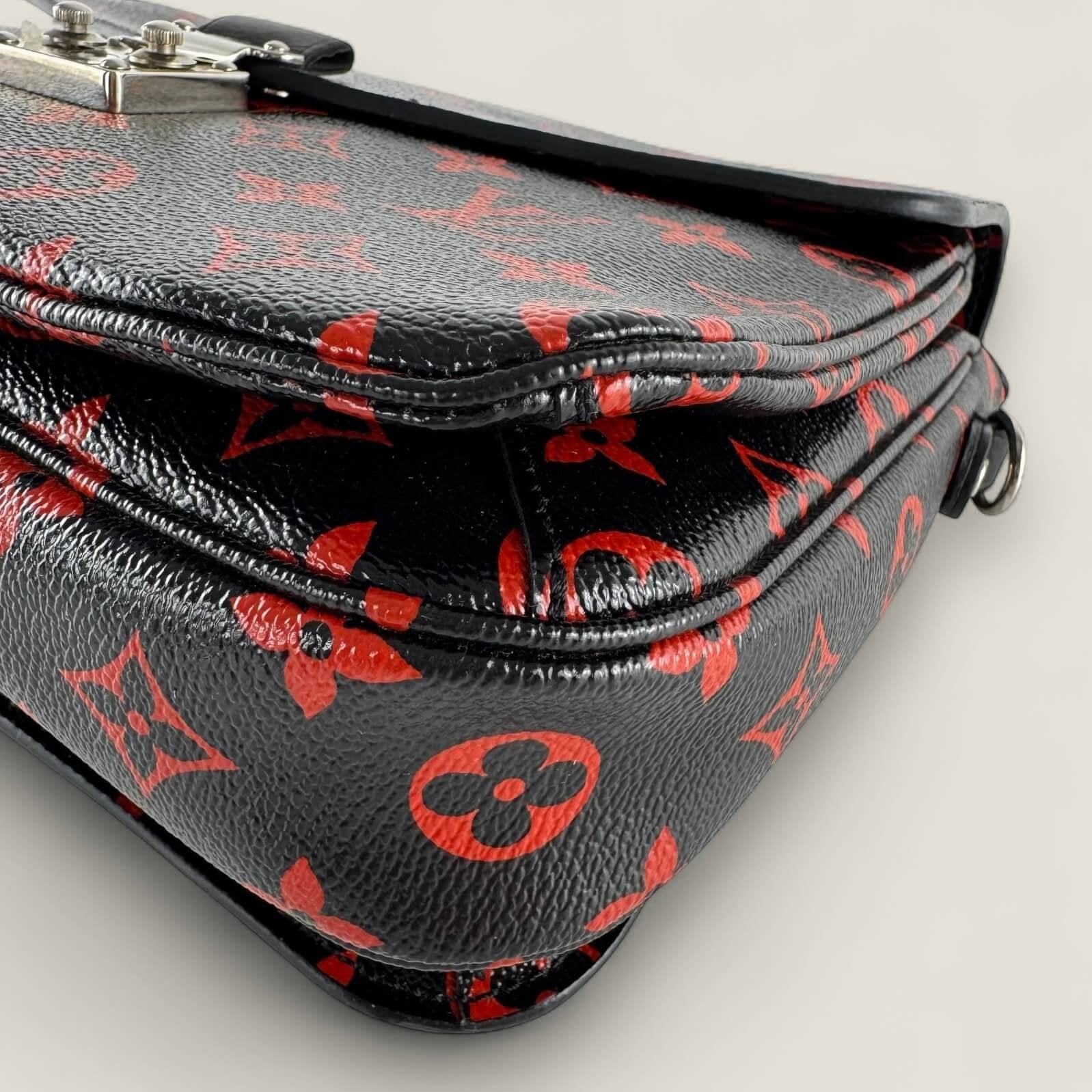 Hoekjes Louis Vuitton pochette metis zwart rood