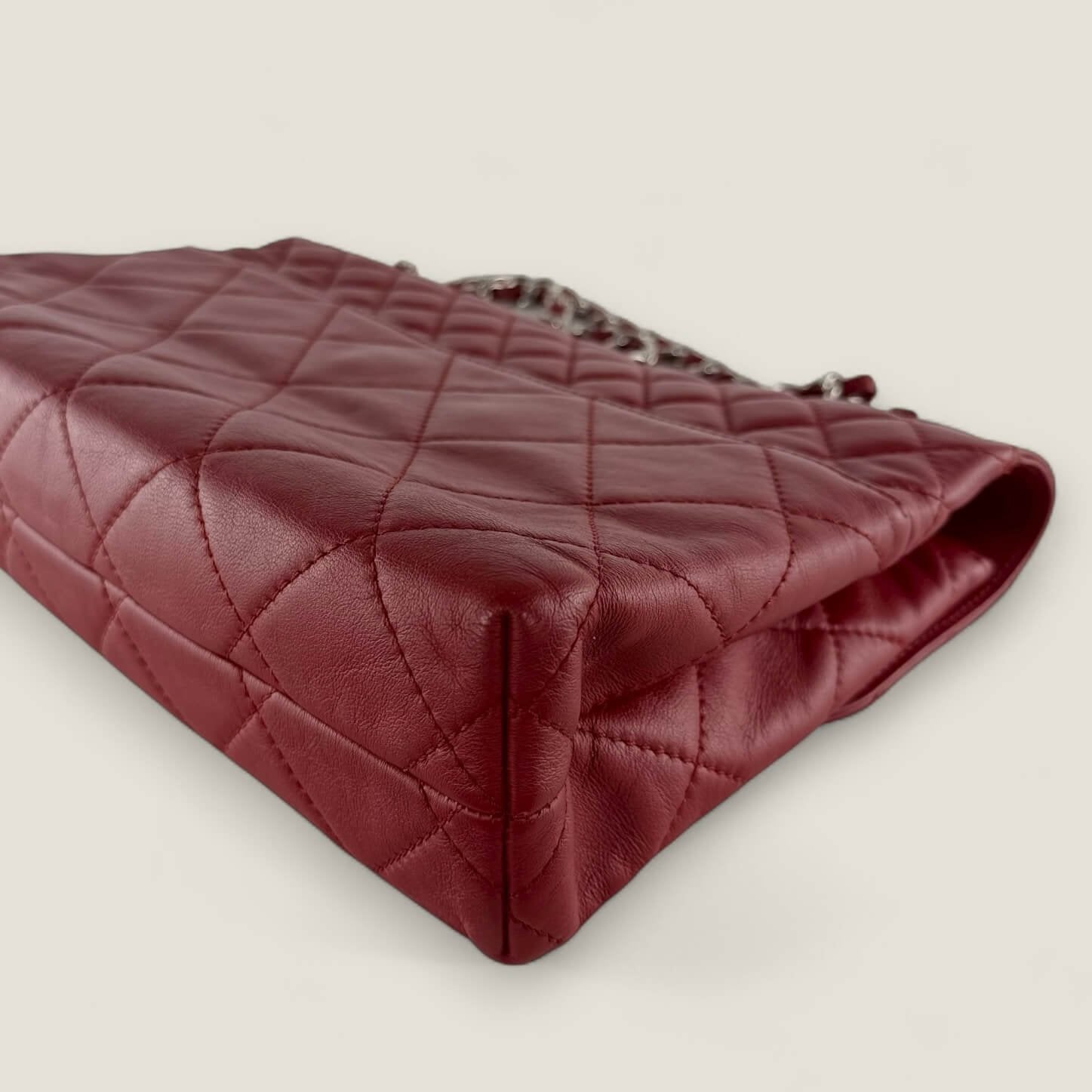 Hoekjes leren Chanel jumbo schoudertas