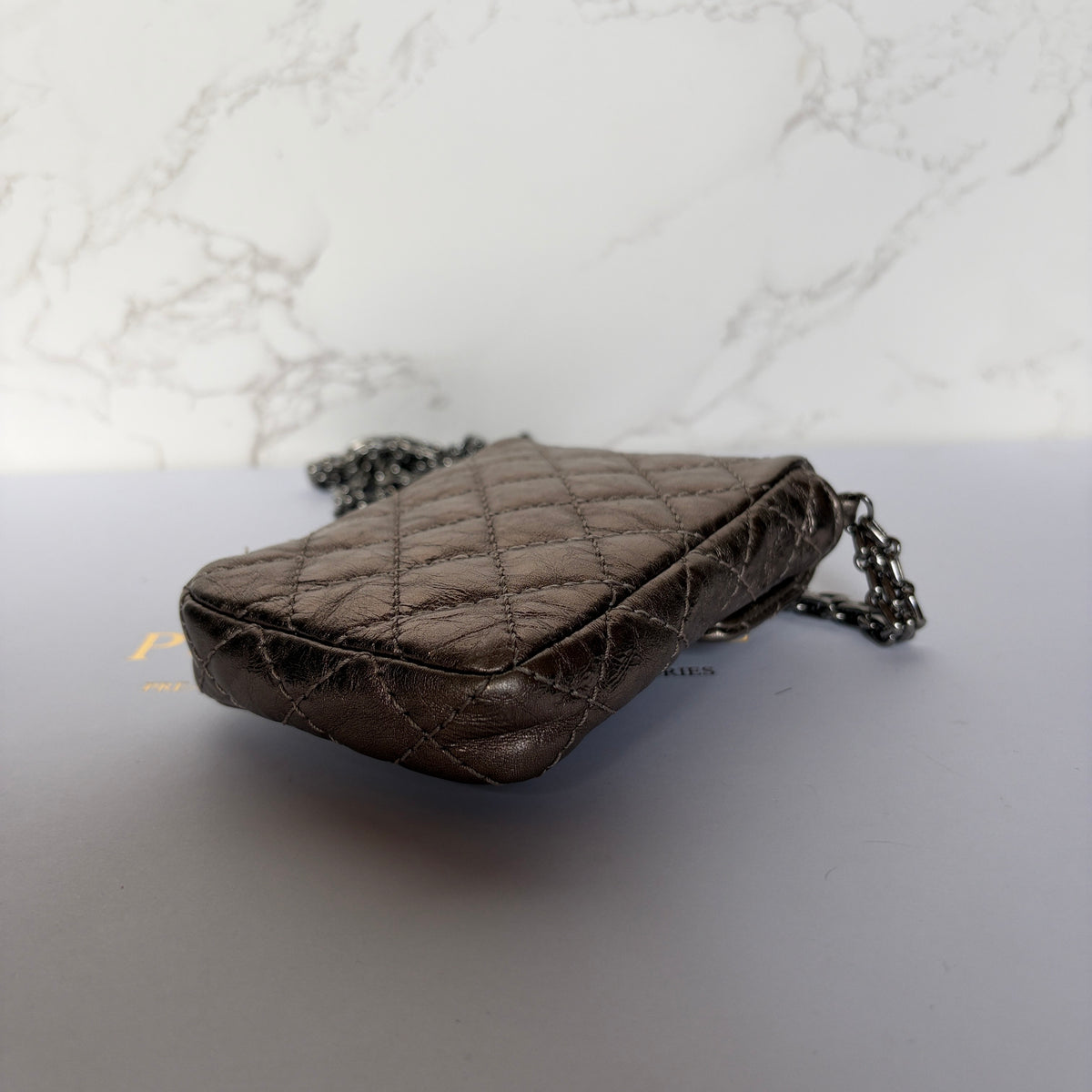 Hoekjes tweedehands Chanel micro 2.55 reissue achterkant