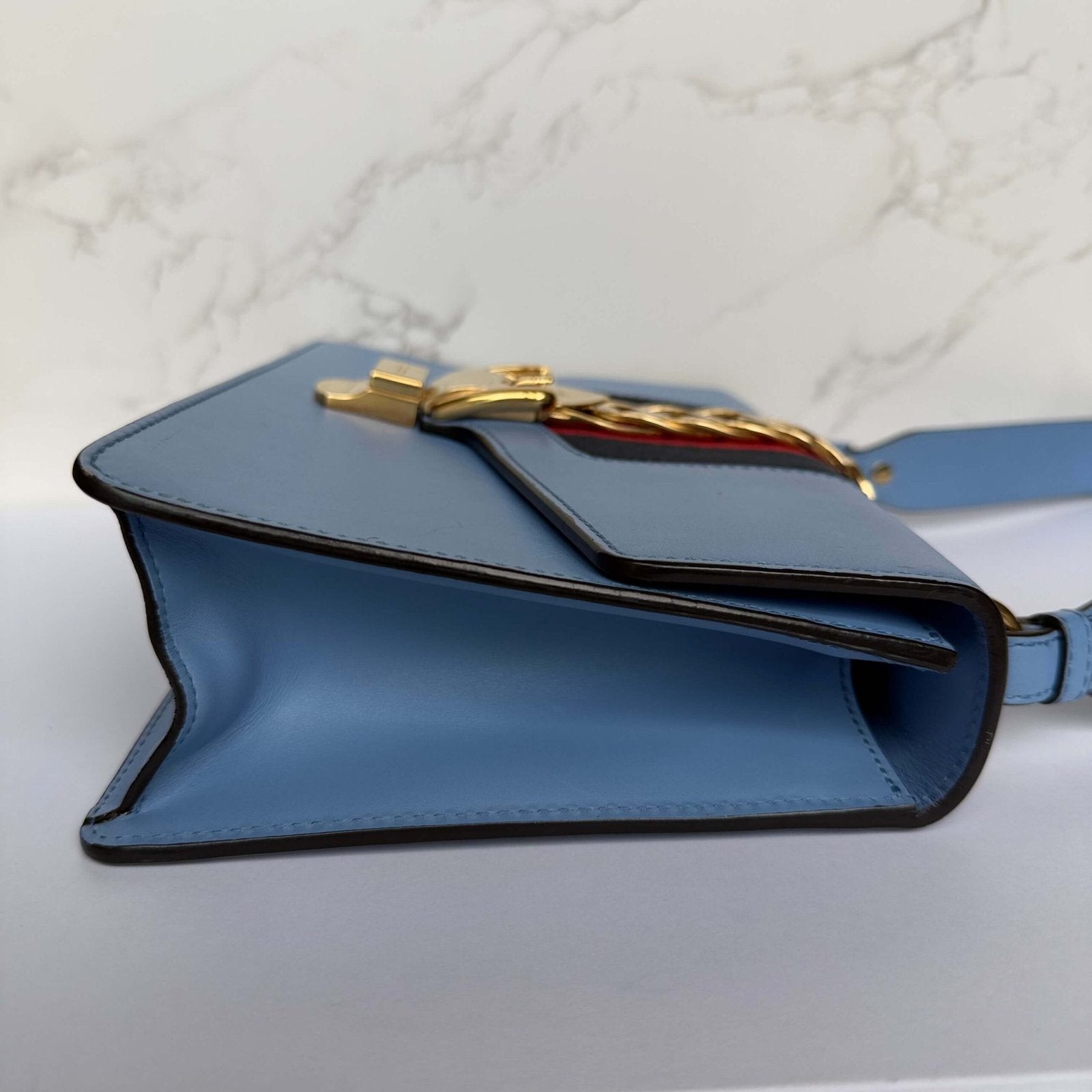 Zijkant Gucci Sylvie small blauw