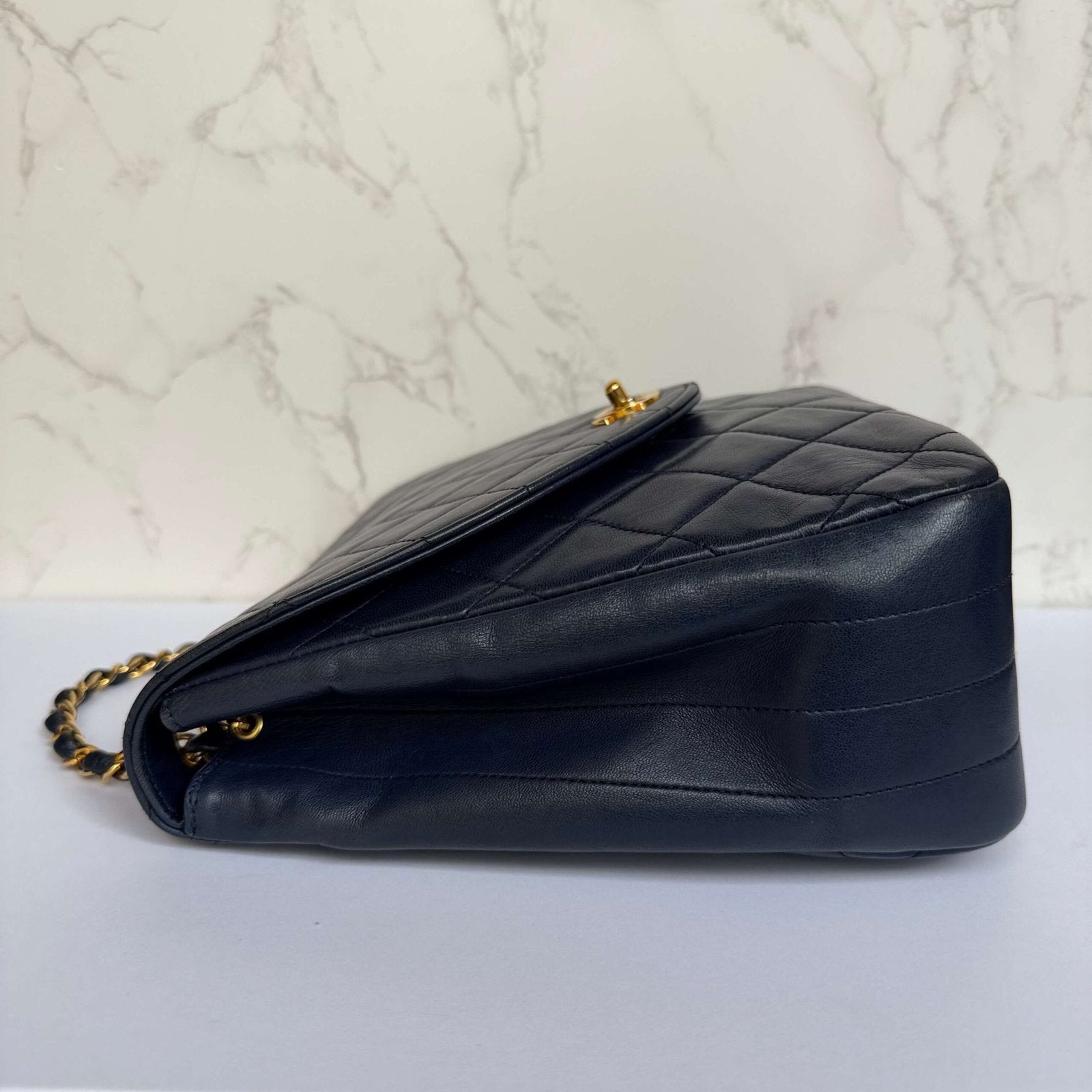 zijaanzicht originele vintage Chanel schoudertas lamsleer