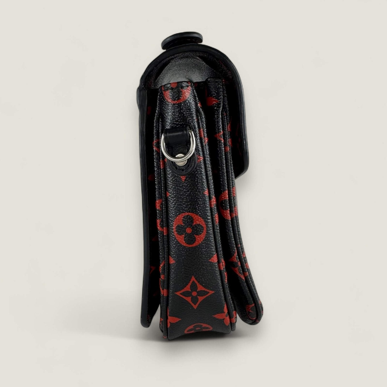 Louis Vuitton Pochette Métis Infrarouge zijkant met rode monogramprint