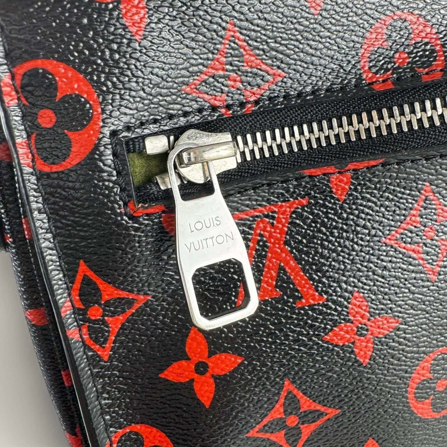 Louis Vuitton Pochette Métis Infrarouge zilverkleurige hardware detail