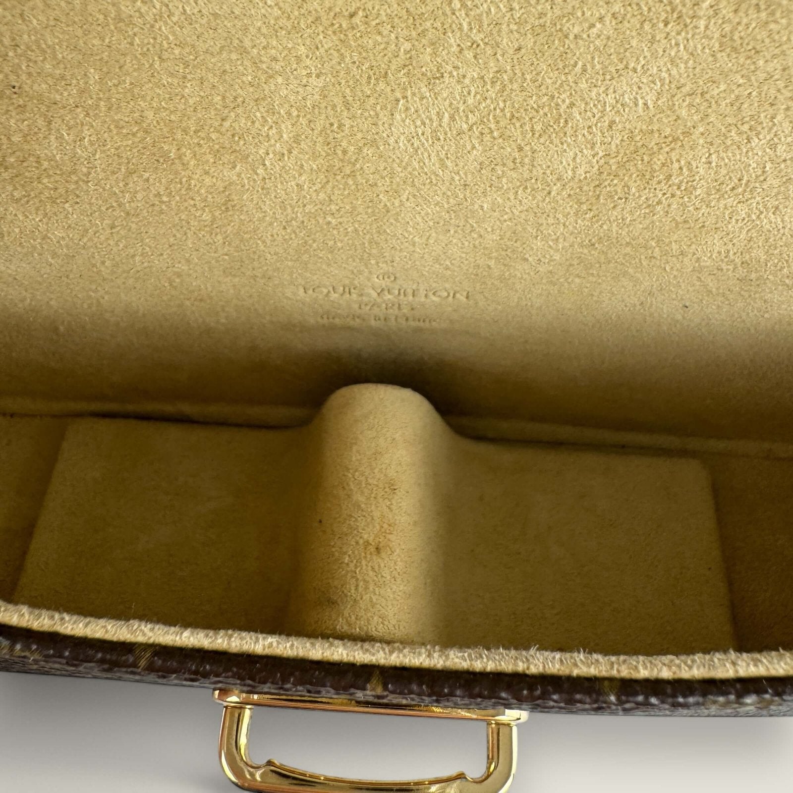 Louis Vuitton binnenkant pochette lagoon houder