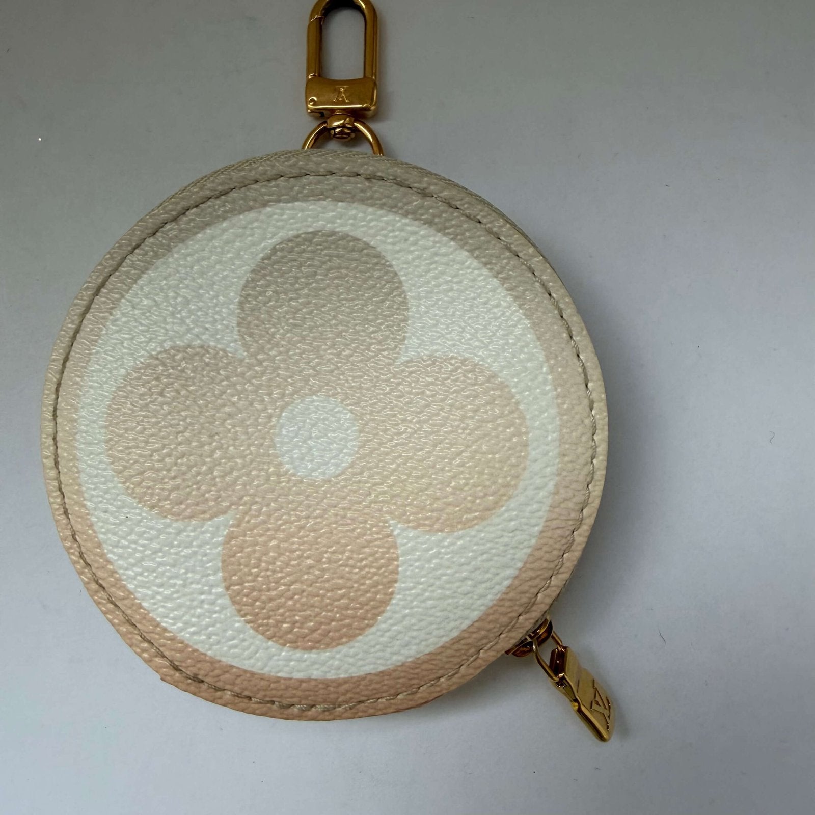 Louis Vuitton pochette accessoires detail
