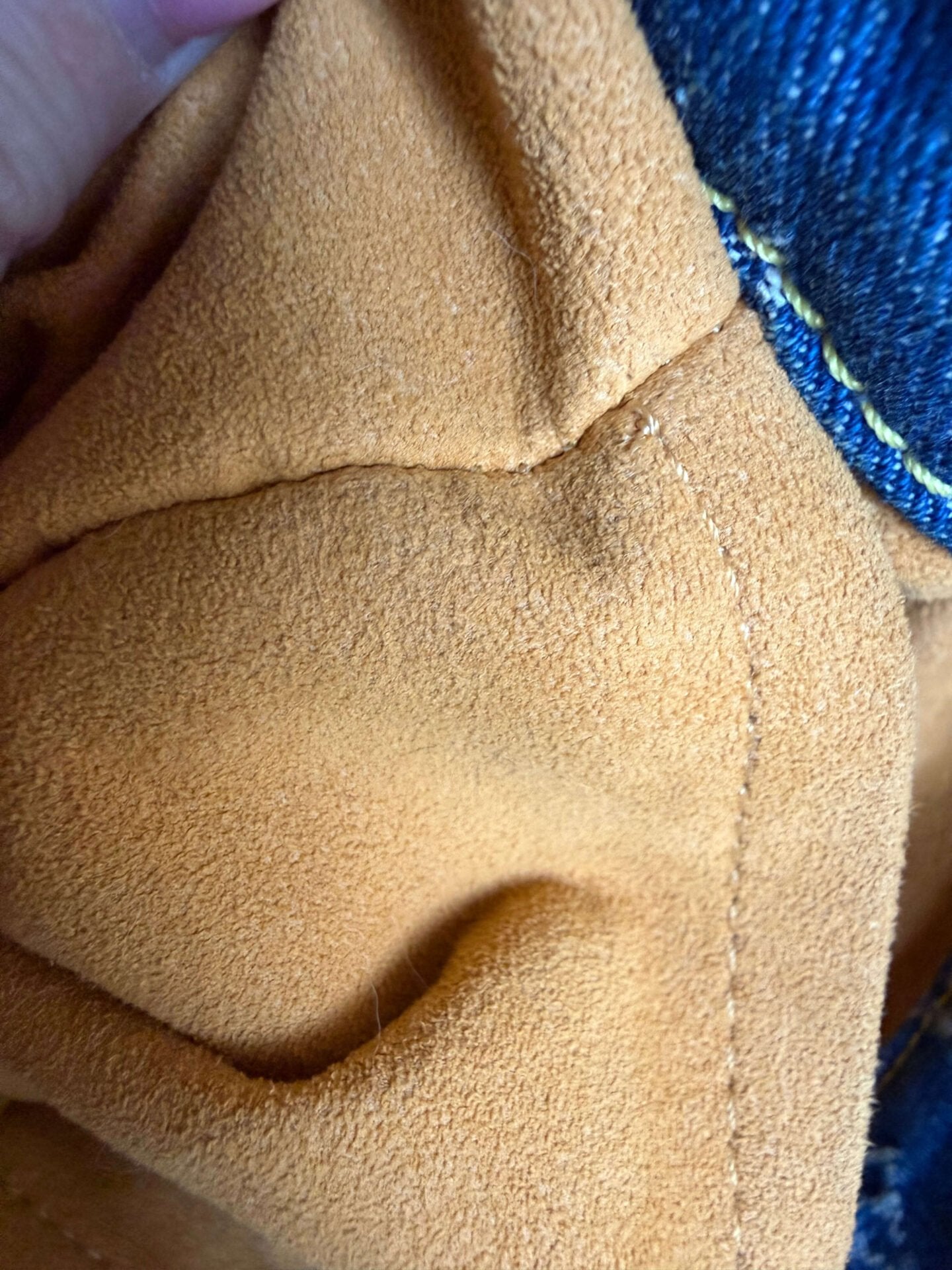Louis Vuitton sac plat logo detail
