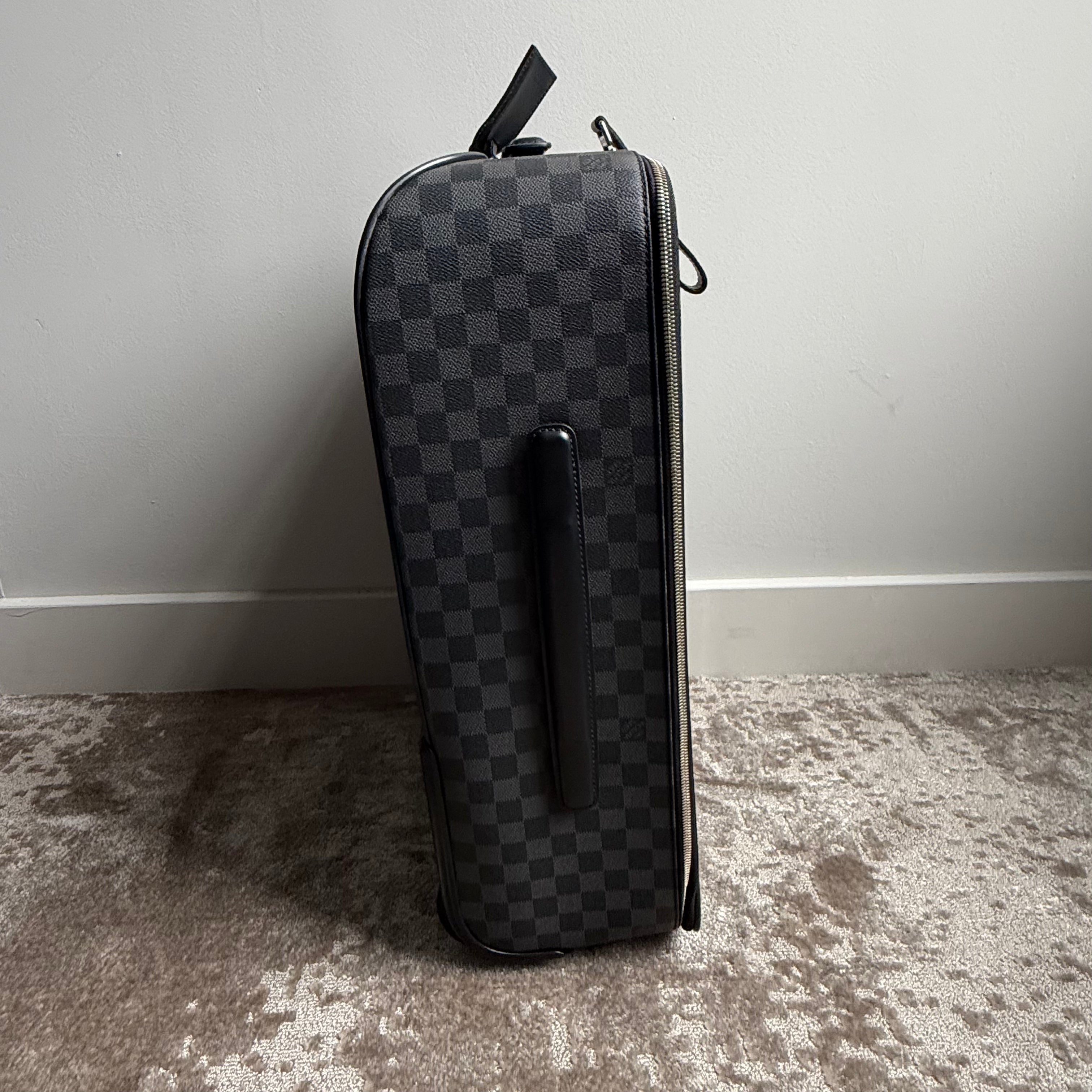 Louis Vuitton Pegase 45 zijkant