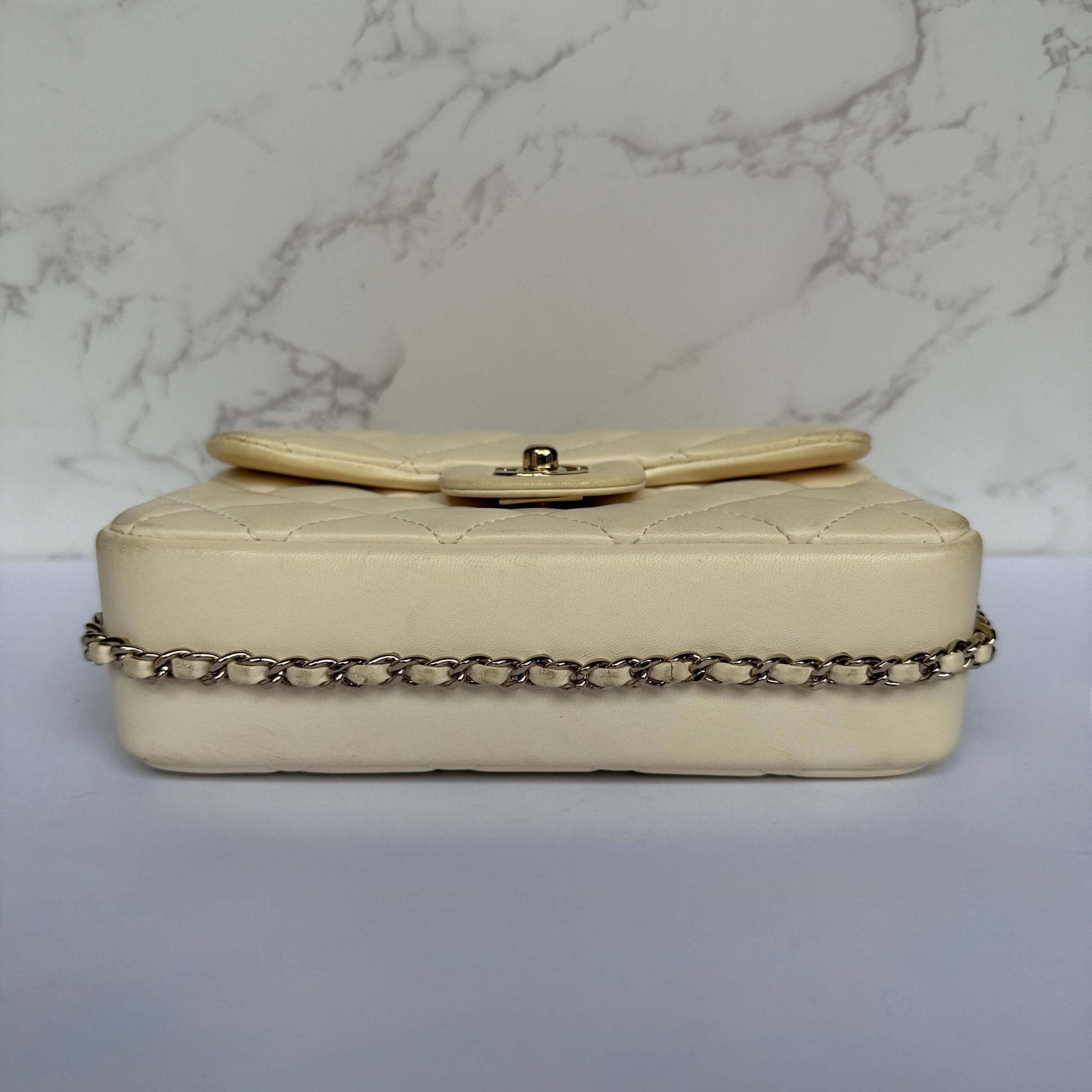Onderkant Chanel my precious pearl chain flap
