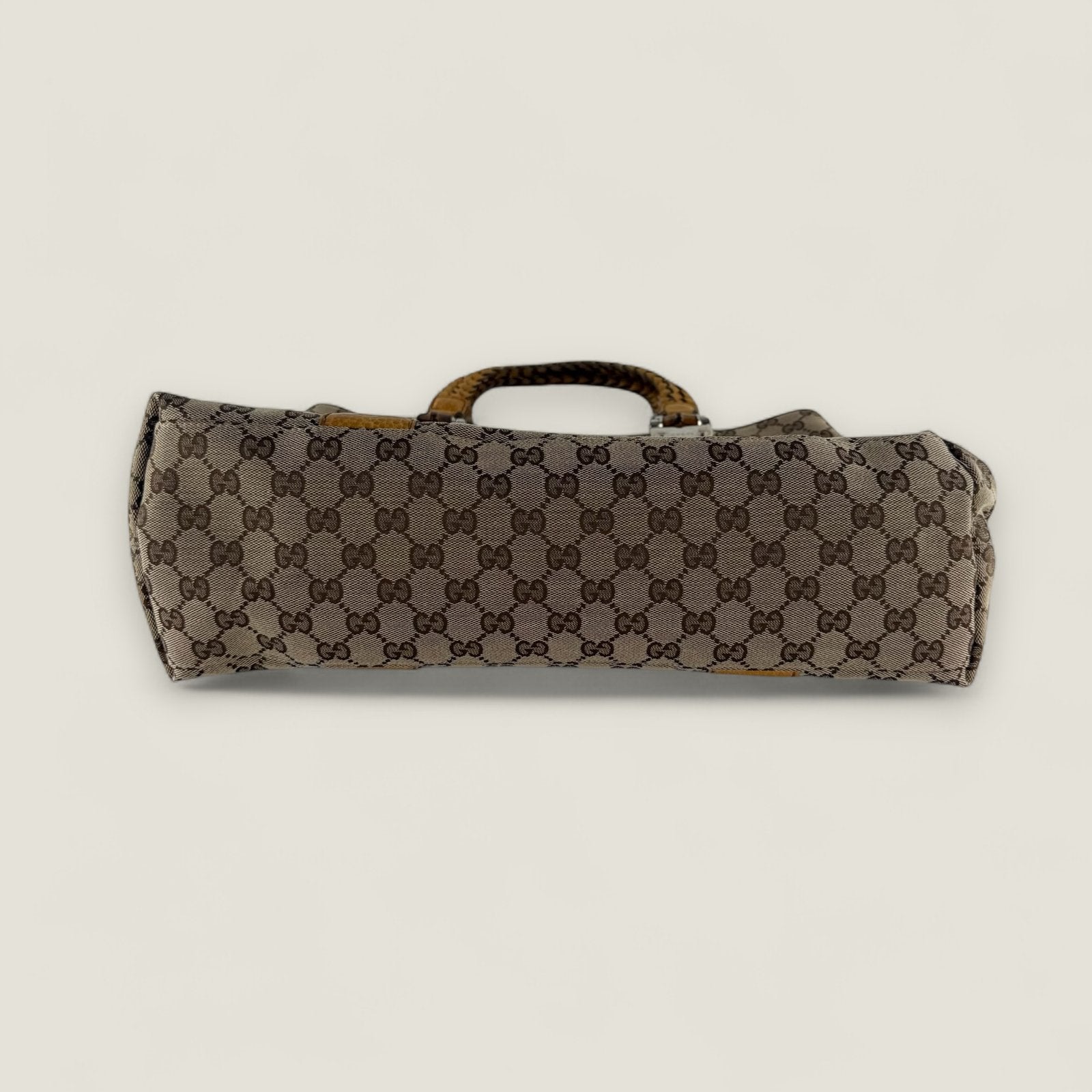 Onderkant Gucci GG Supreme canvas tas