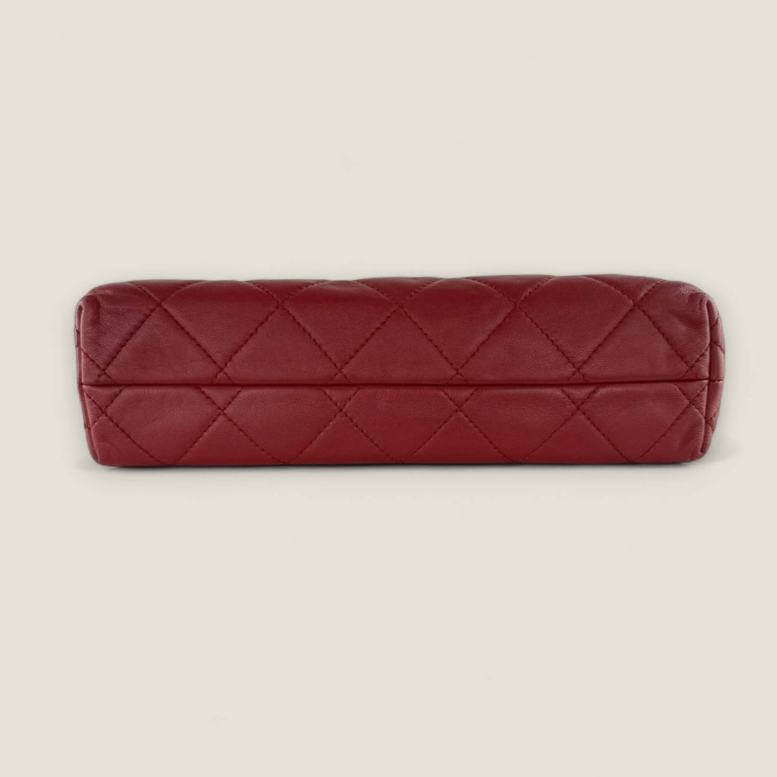 Onderkant authentieke Chanel designer tas tweedehands